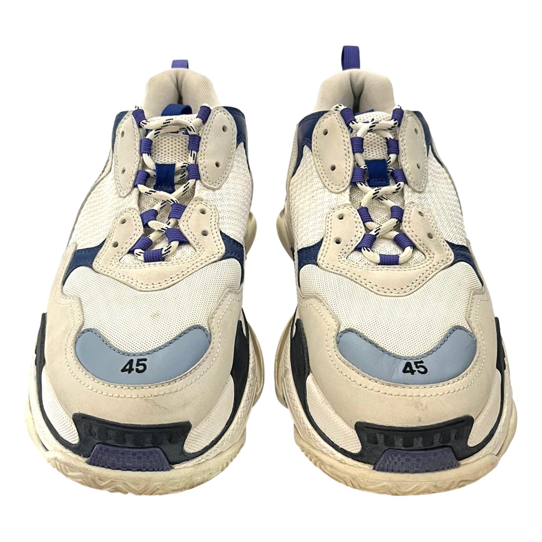 Balenciaga Triple S Leather, Nubuck & Mesh Sneakers

Greige sneakers crafted in mesh, nubuck and leather with blue accents, hiking-style laces and dual pull tabs.

Detailed with black 'Balenciaga' lettering to the side, set on unique layered