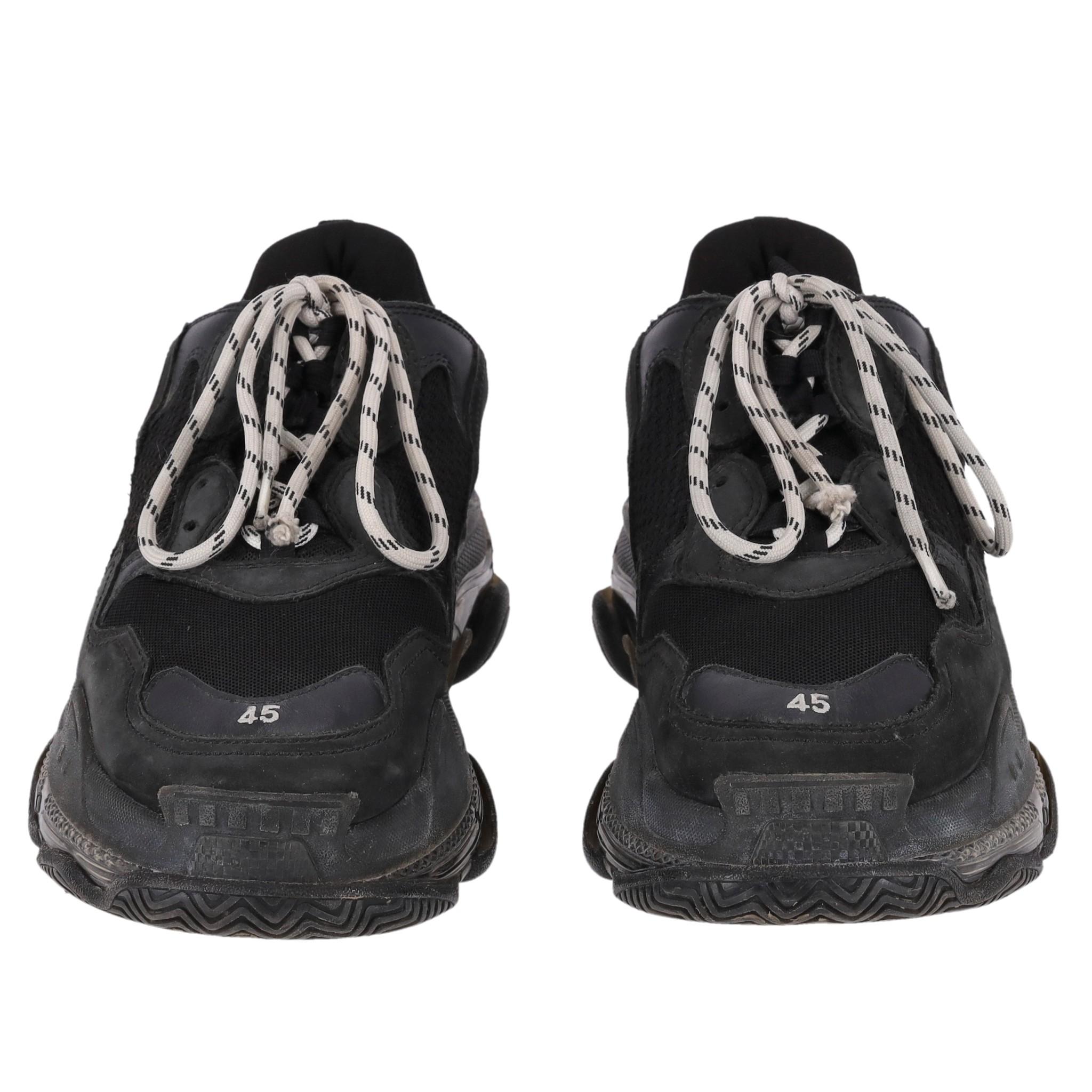Balenciaga Triple S Leather, Nubuck & Mesh Sneakers

Black sneakers crafted in mesh, nubuck and leather with hiking-style laces and dual pull tabs.

Detailed with white 'Balenciaga' lettering to the side, set on unique layered soles.

Size –