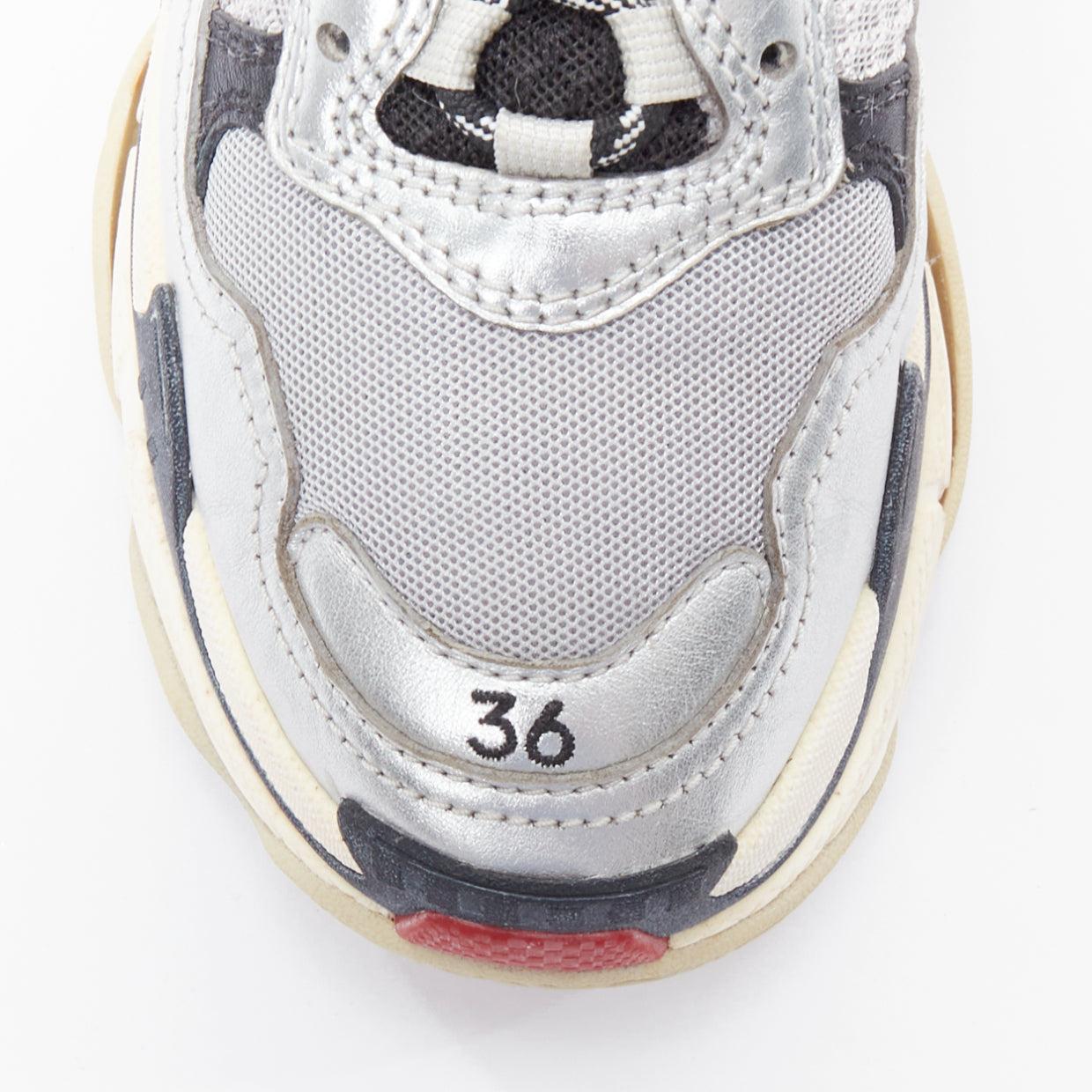 BALENCIAGA Triple S argento con intersuola impilata e afflosciata, scarpe da ginnastica pesanti EU36 in vendita 1