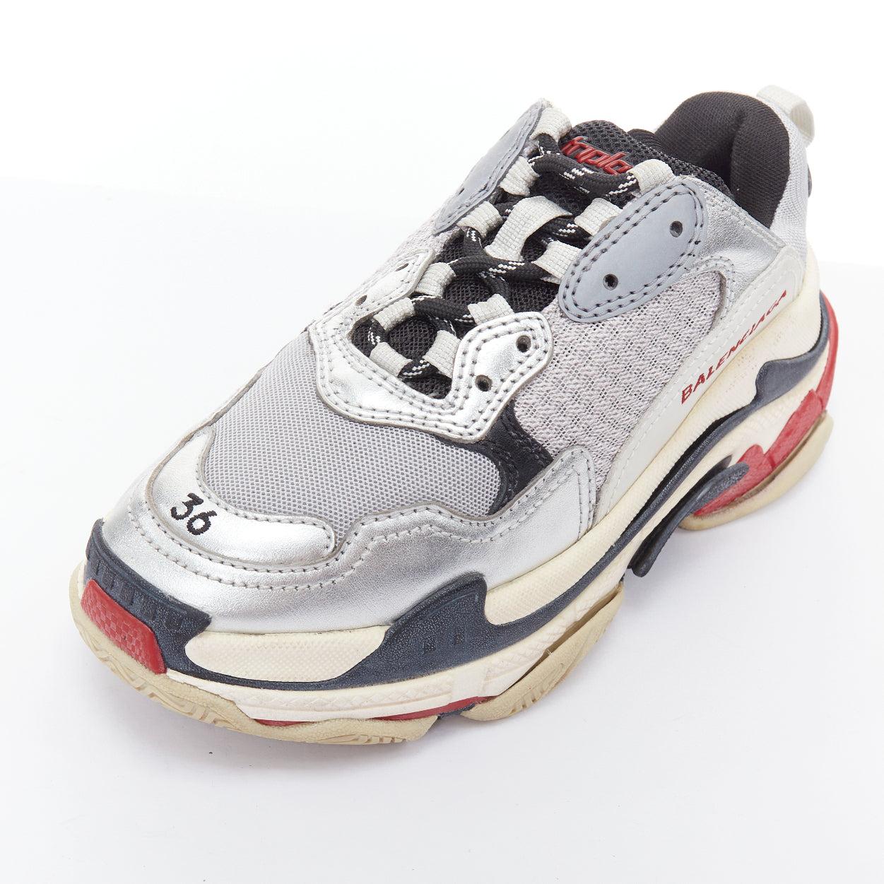 BALENCIAGA Triple S argento con intersuola impilata e afflosciata, scarpe da ginnastica pesanti EU36 in vendita 2