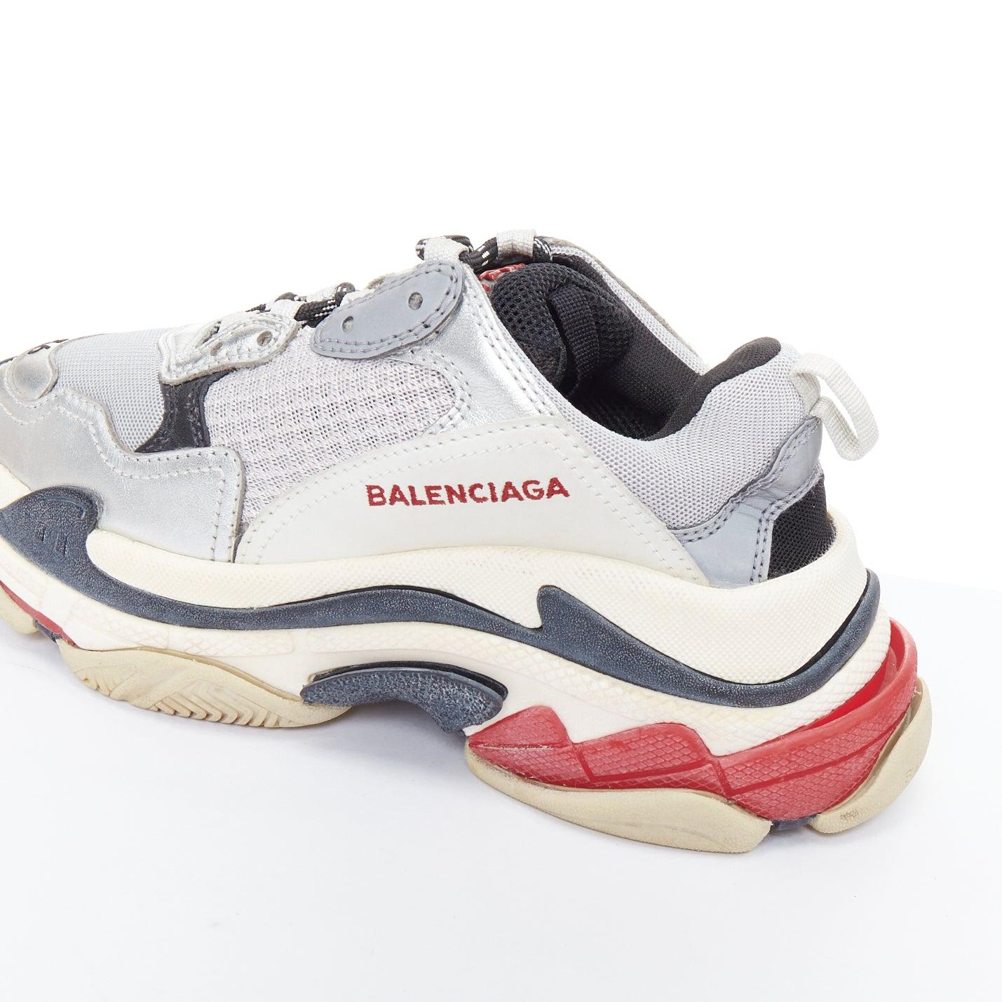 BALENCIAGA Triple S argento con intersuola impilata e afflosciata, scarpe da ginnastica pesanti EU36 in vendita 3
