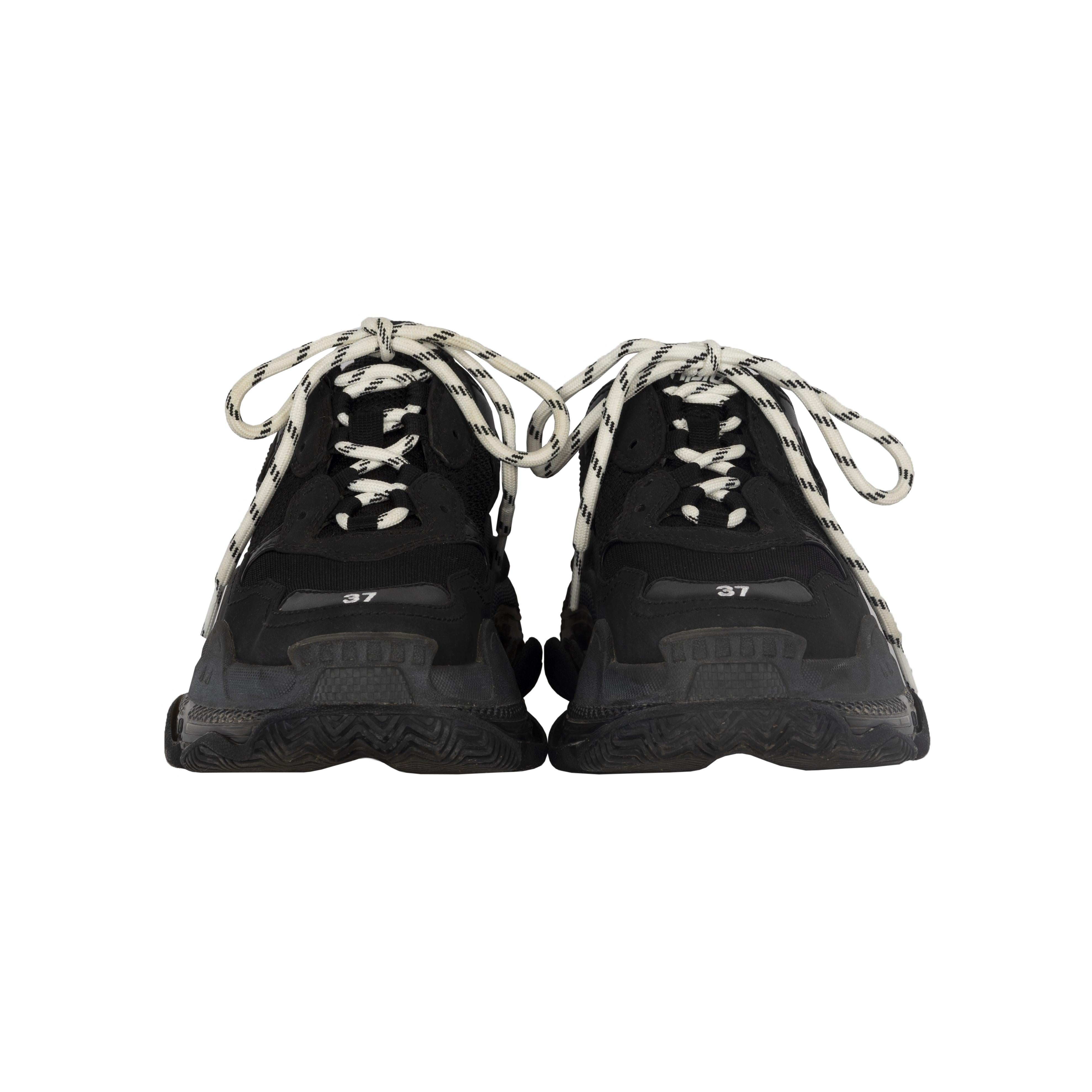 Embrace the classic street style with these Balenciaga Triple S Trainers. The shoe features twelve fabric eyelets and monochrome lace tightening that adds a unique distinctness to this pair of shoes and the branded flair comes from the printed