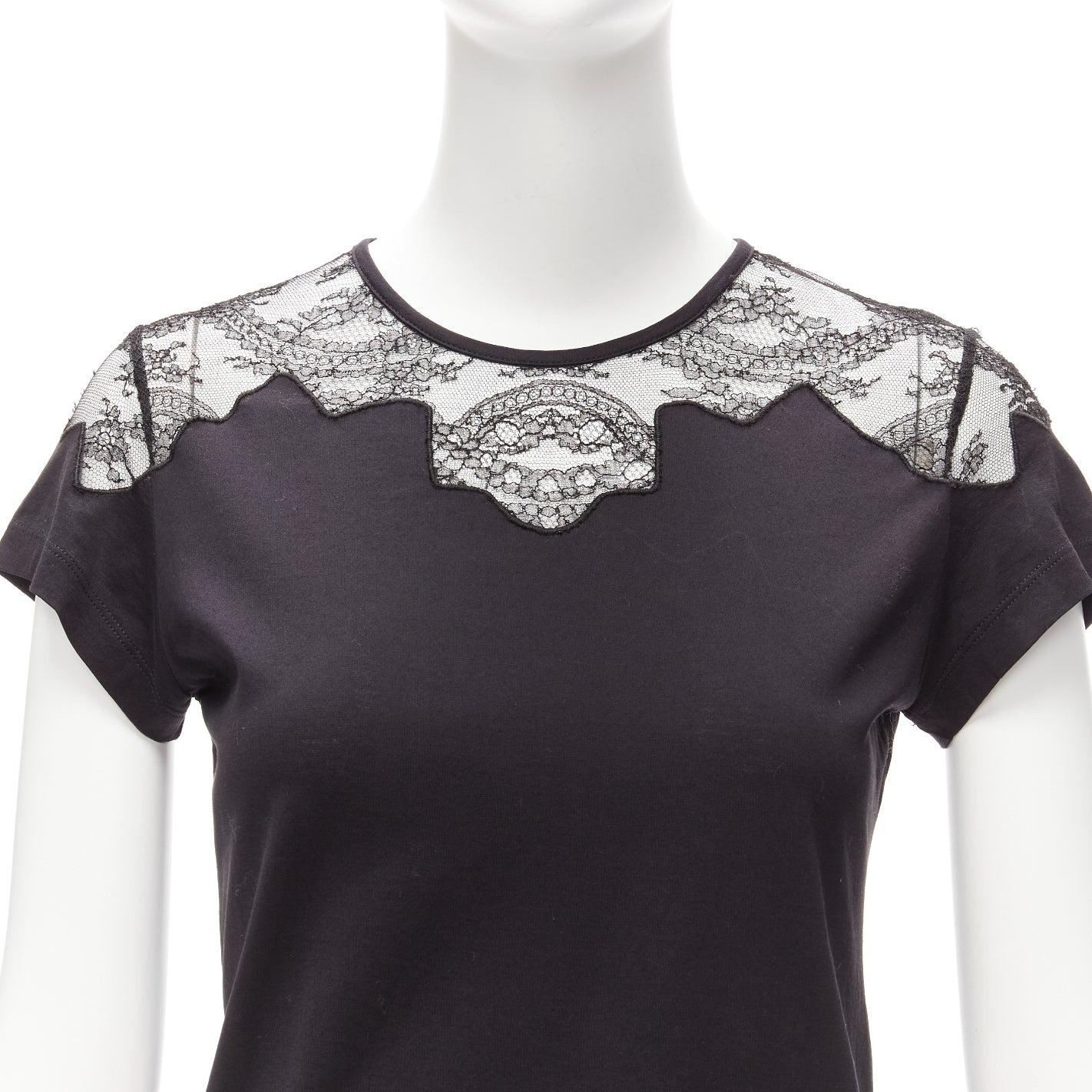 BALENCIAGA T'S 2008 black lace shoulder insert black tshirt top FR38 M
Reference: LNKO/A02230
Brand: Balenciaga
Designer: Nicolas Ghesquiere
Collection: T'S
Material: Cotton
Color: Black
Pattern: Lace
Closure: Pullover
Made in: