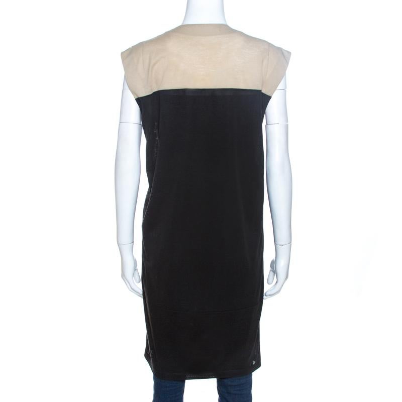 This lovely tunic top comes from the house of Balenciaga. Crafted from quality fabrics, this top carries black and beige hues. It has a Baroque Brasso print that adds interest. This sleeveless top has a relaxed silhouette and is great for casual