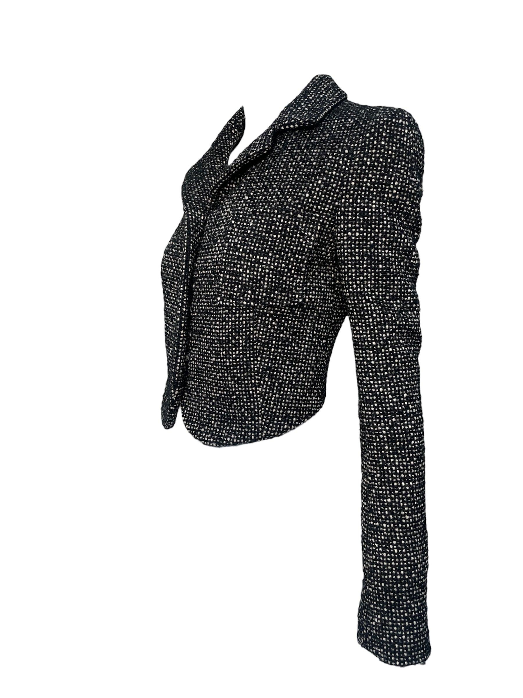 Così di quell'epoca business chic dei primi anni 2000! Questo modello di Balenciaga è uno splendido tweed pesante, perfettamente tagliato per creare una silhouette di classe. Ganci interni sul davanti, risvolto dritto e appesantito. Eccellenti