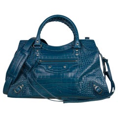 Balenciaga UNISEX Teal Croc Neo Classic Medium Handtasche aus Leder mit Krokodilprägung
