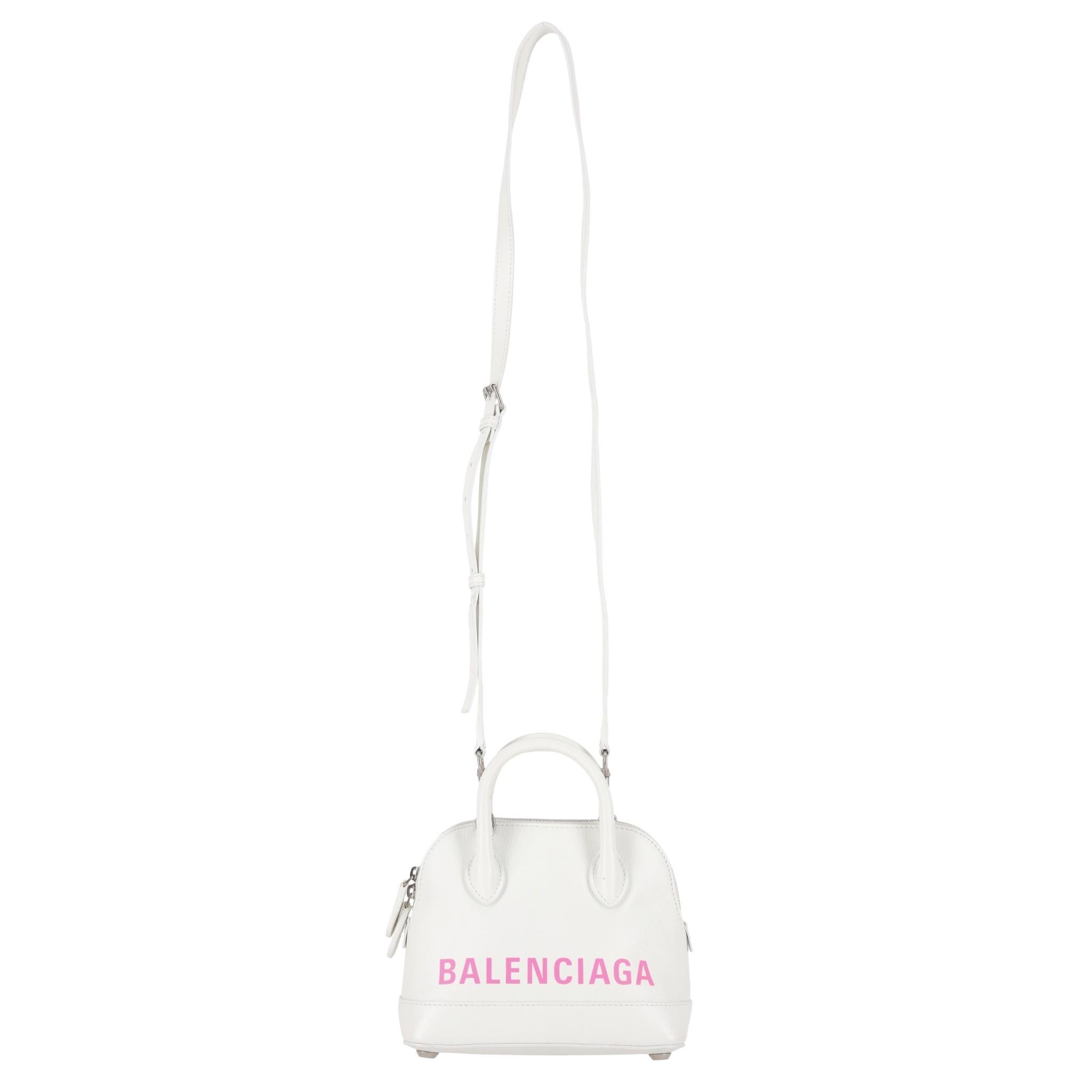 Balenciaga Ville Top Handle Leather Bag

White shoulder/crossbody bag with pink 'Balenciaga' signature to the front.

Dual top handle and adjustable, removable shoulder strap.

Zipped top leading to black interior with slip pocket. Rrp £2,000

Size
