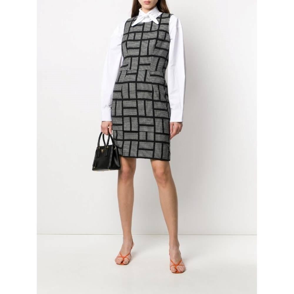 Balenciaga black and white checked wool midi 90s sleeveless midi dress with narrow waist and back zip fastening.

Size: 40 IT

Flat measurements
Height: 97 cm
Bust: 42 cm
Waist: 35 cm

Product code: A7550

Composition: Esterno: 99% Wool - 1%