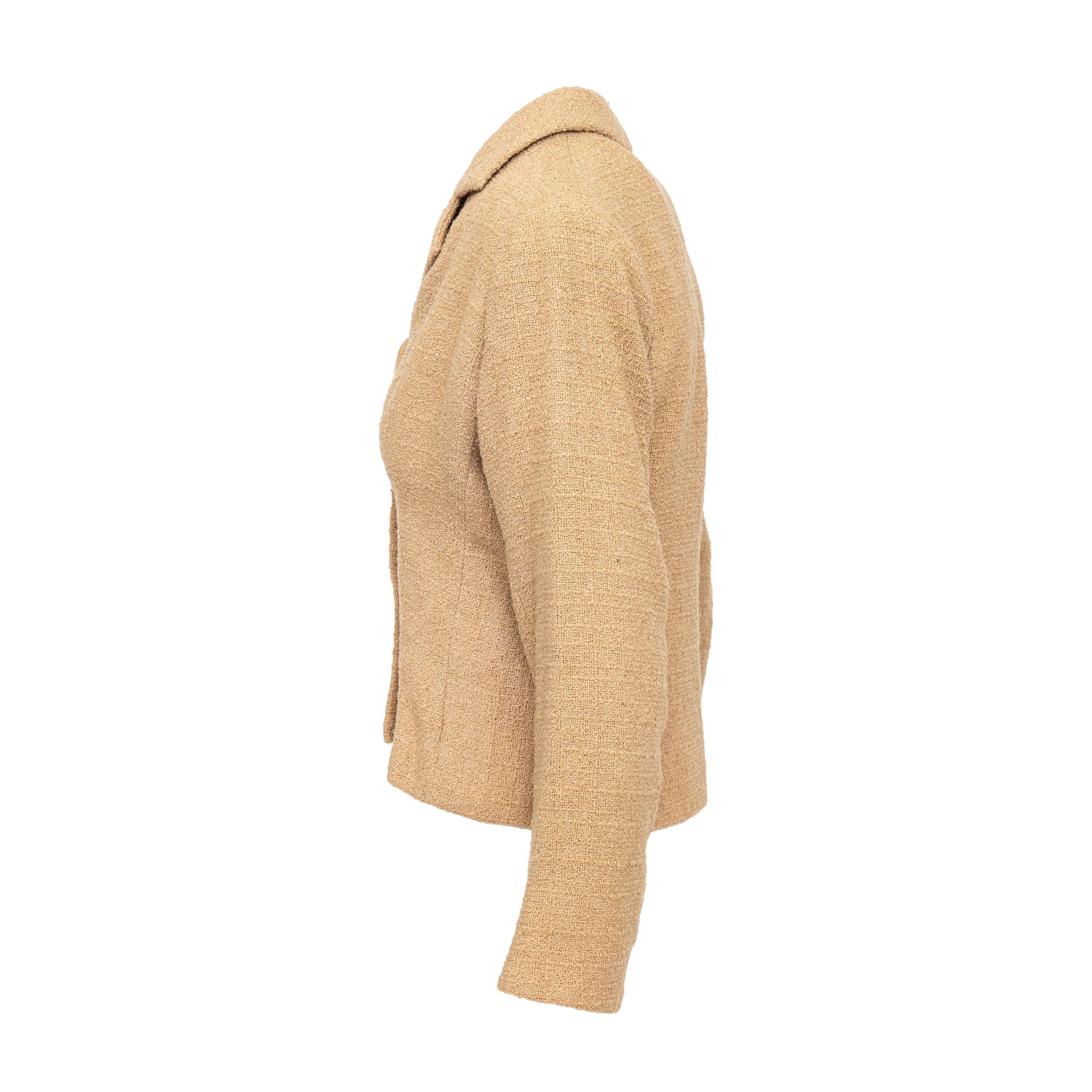 Ce blazer vintage Balenciaga des années 50 présente une coupe féminine avec un col à revers et une taille ajustée. Avec ses boutons avant recouverts de tissu, sa coupe courte et sa doublure en acétate, cette veste de style blazer assure une coupe