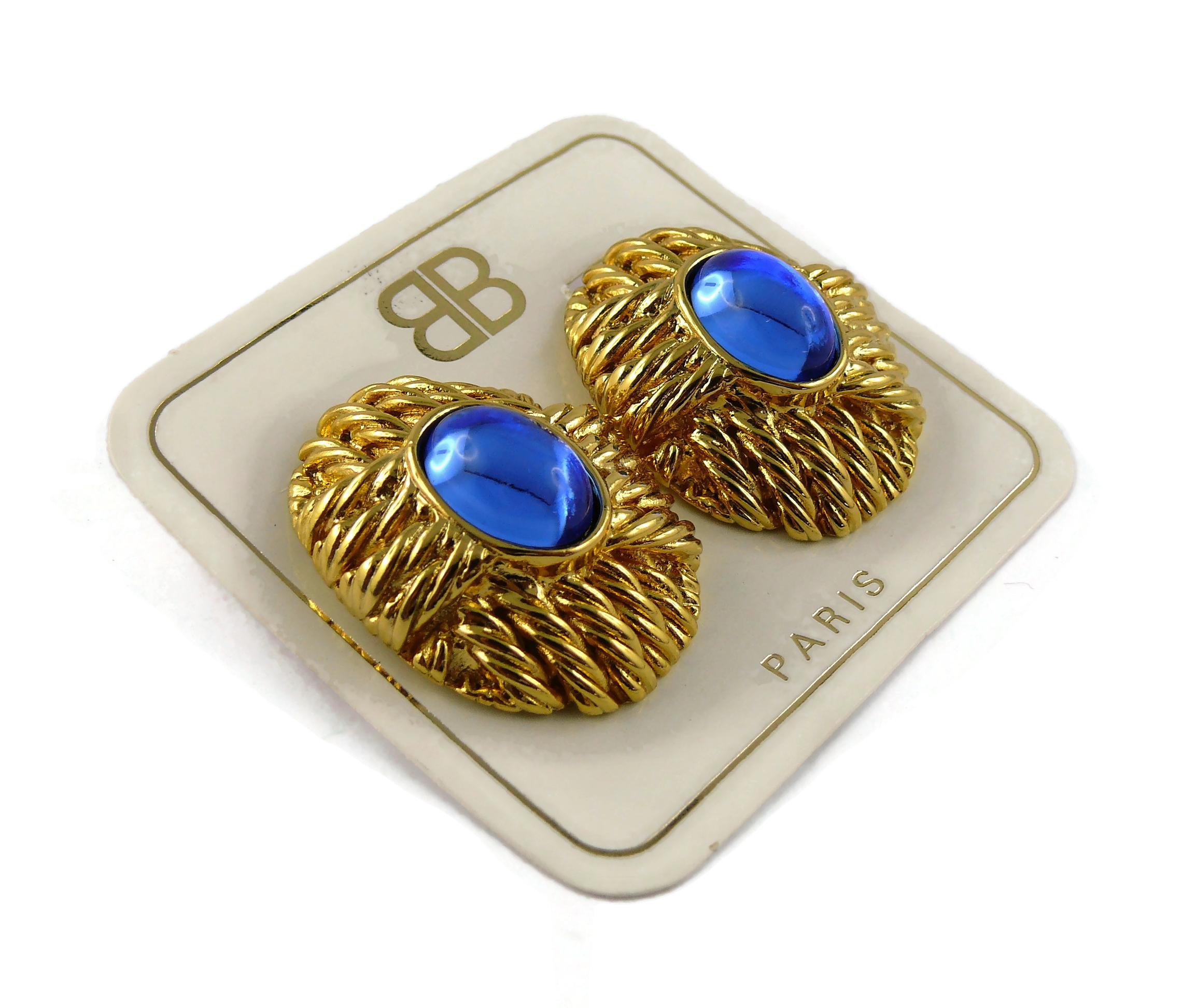 BALENCIAGA vintage gold toned clip-on earrings featuring a rope like design embellished with a sapphire blue glass cabochon at the center.

Embossed BALENCIAGA Paris.

Indicative measurements : height approx. 3.3 cm (1.30 inches) / max. width