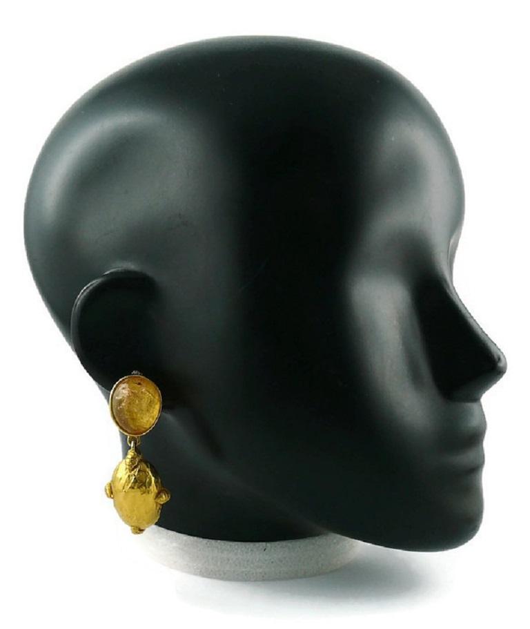 BALENCIAGA vintage gold toned dangling earrings (clip on) featuring a resin cabochon top with inclusions and a textured oval drop.

Embossed BALENCIAGA Paris.
Made in France.

Indicative measurements : height approx. 5.8 cm (2.28 inches) / max.