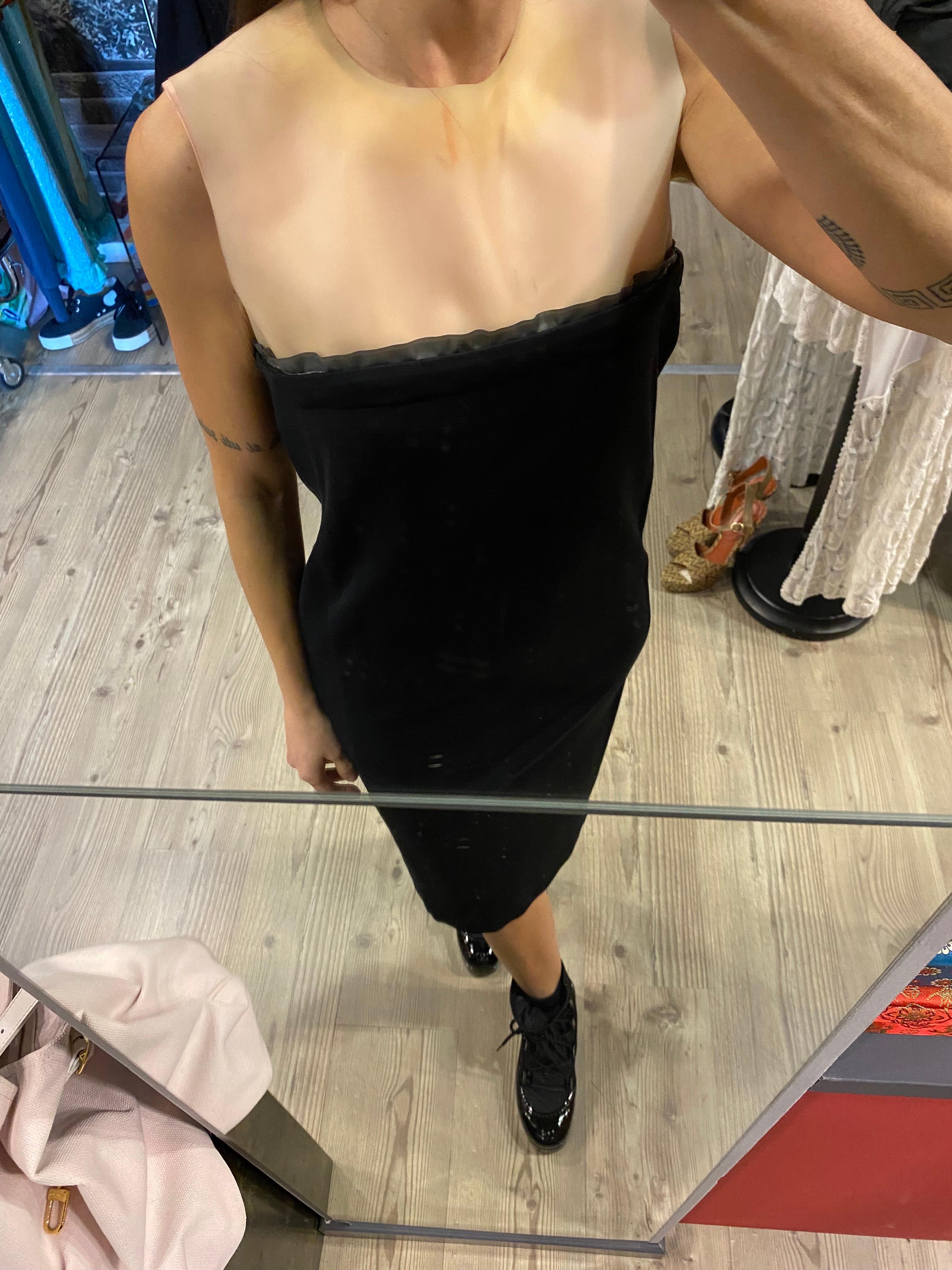 Abito Balenciaga bianco e nero in viscosa e poliammide.
Apertura al centro della schiena con zip e ganci.
La parte bianca può essere staccata.
La parte nera è elasticizzata.
Presenta segni di utilizzo e uno strappo nella fodera come nella foto, ma