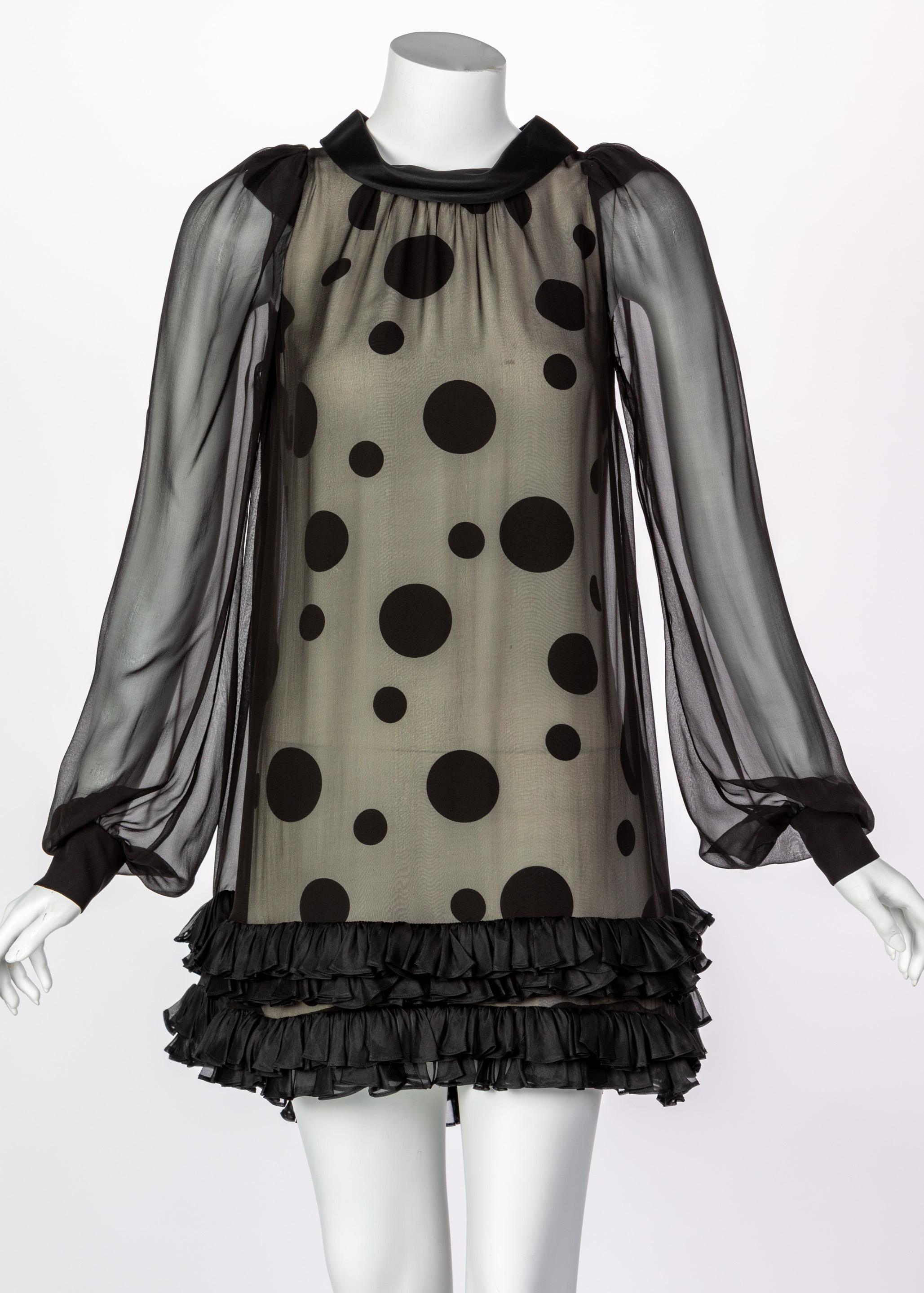 Presentata dal nuovo stilista Nicolas Ghesquière, la passerella per l'Autunno/Inverno 1997 ha catturato l'essenza di Balenciaga con un equilibrio di eleganza e di stile, incorporando look sartoriali e abiti femminili con l'aggiunta di stampe giocose