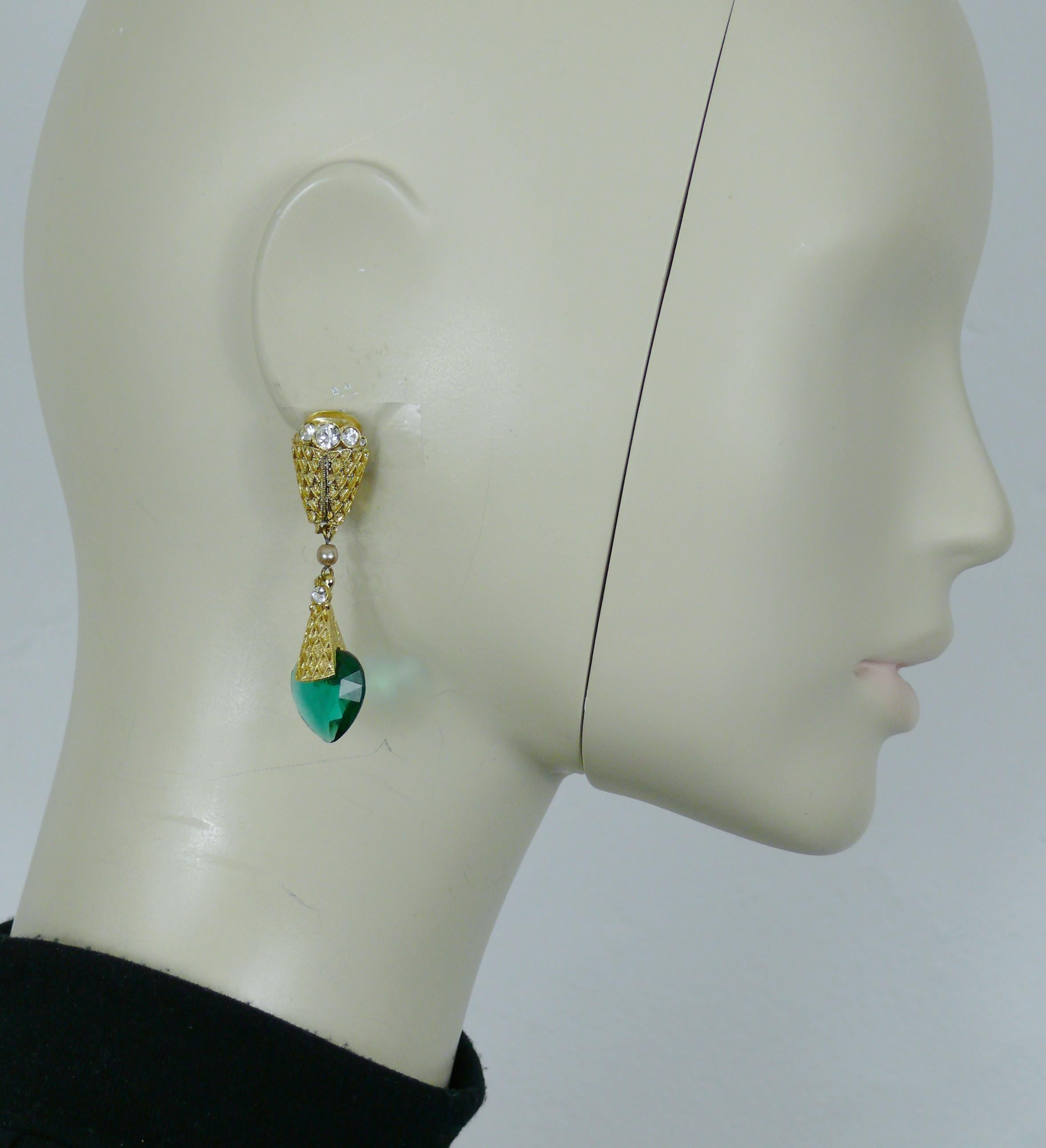 BALENCIAGA vintage gold tone dangling earrings (clip-on) earrings featuring a green facetted glass heart drop, faux pearl and clear crystals.

Embossed with the monogram BB PARIS.

Indicative measurements : height approx. 5.6 cm (2.20 inches) / max.