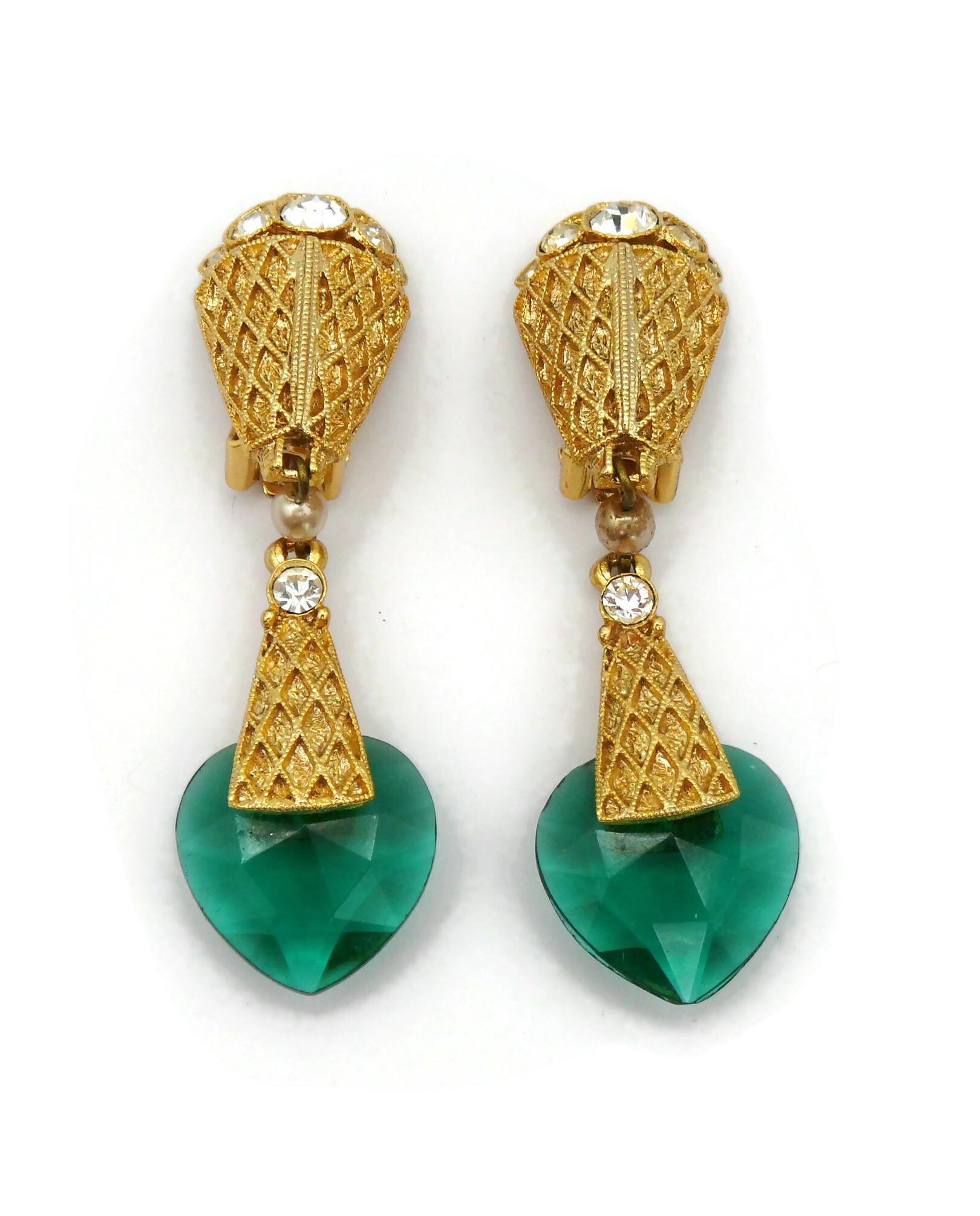 BALENCIAGA Vintage Gold Tone Green Glass Heart Dangling Earrings In Good Condition For Sale In Nice, FR