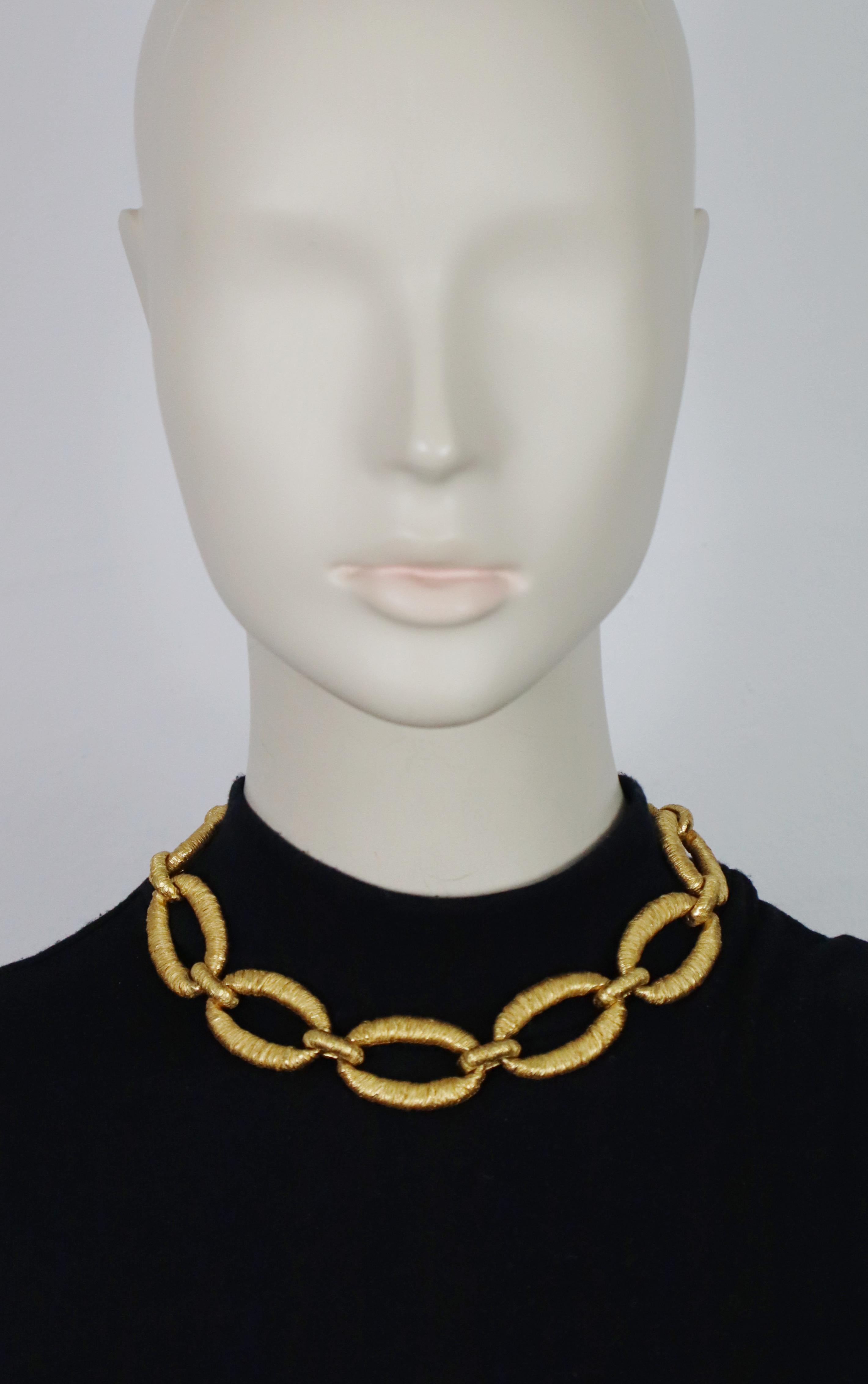 BALENCIAGA vintage gold tone necklace featuring oval links with a wrapped thread inspired design.

Fold over clasp.

Embossed BALENCIAGA Paris.
Made in France.

Indicative measurements : length approx. 41 cm (16.14 inches) / max. width approx. 2.4