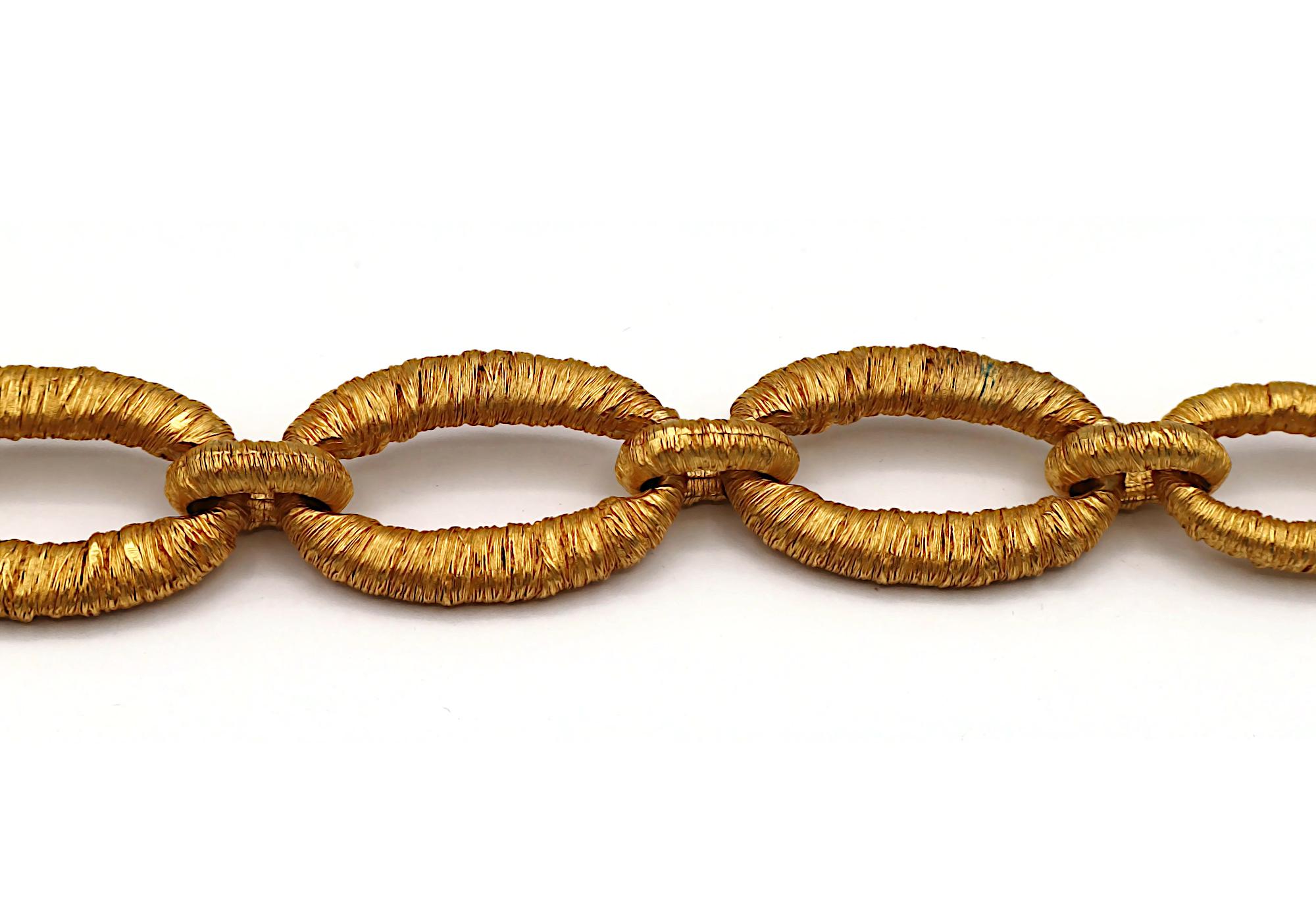 BALENCIAGA Vintage Gold Tone Textured Link Necklace in vendita 3