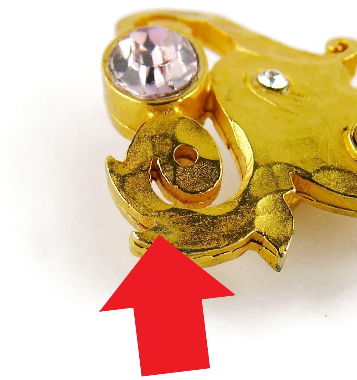 Balenciaga Broche vintage en forme d'hippocampe en or ornée de bijoux 8