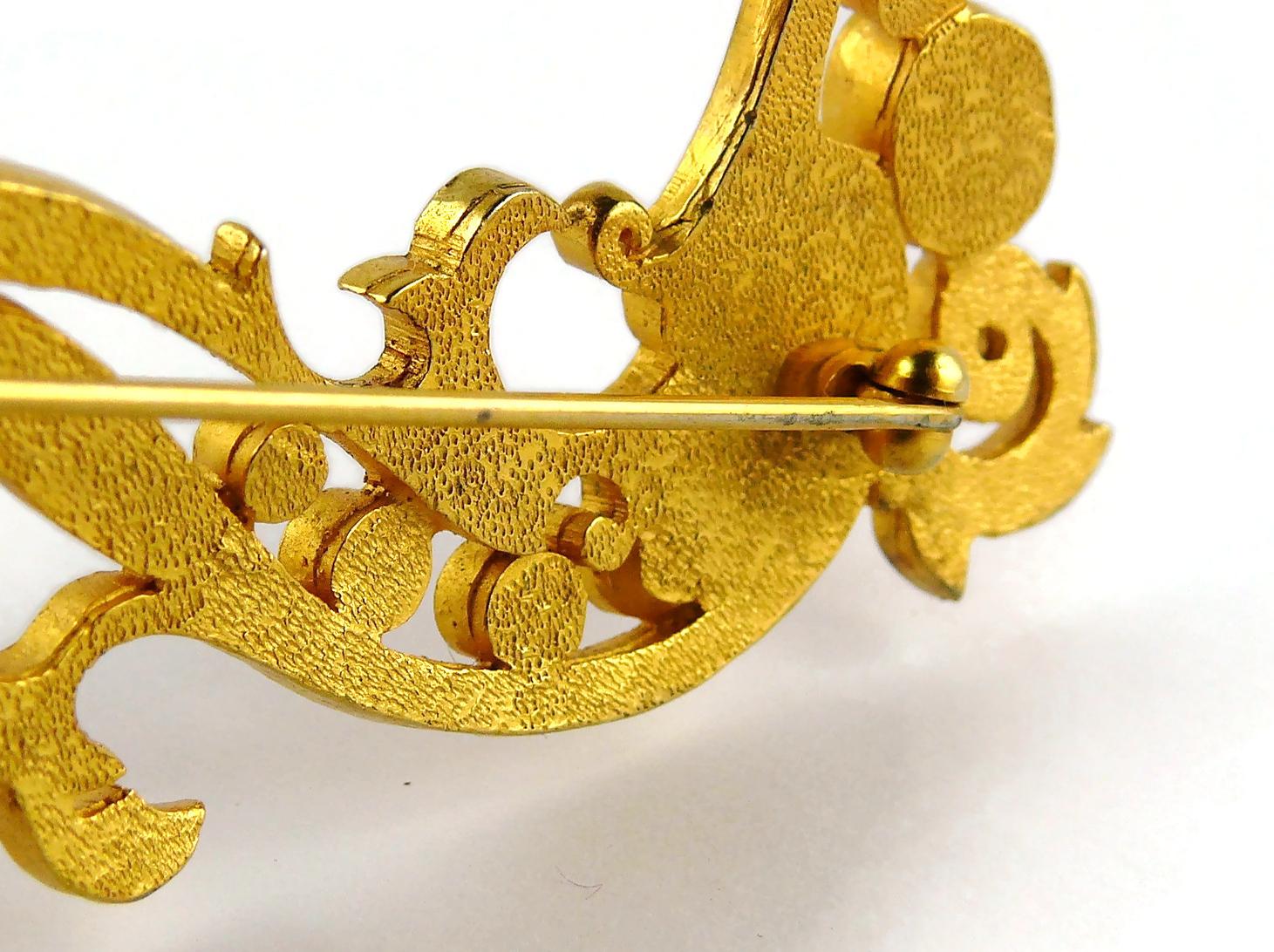 Balenciaga Broche vintage en forme d'hippocampe en or ornée de bijoux 10