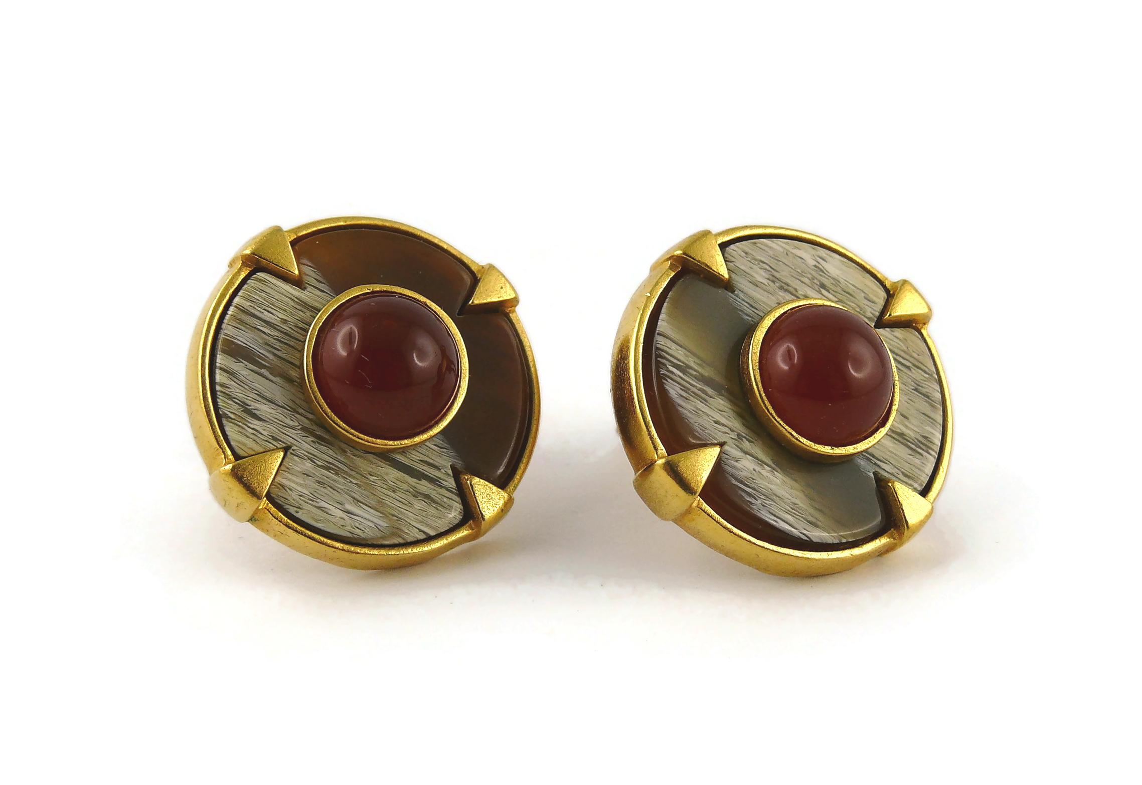 Orecchini a clip in vetro con cabochon di rubino Balenciaga Vintage, tonalità oro In condizioni buone a Nice, FR