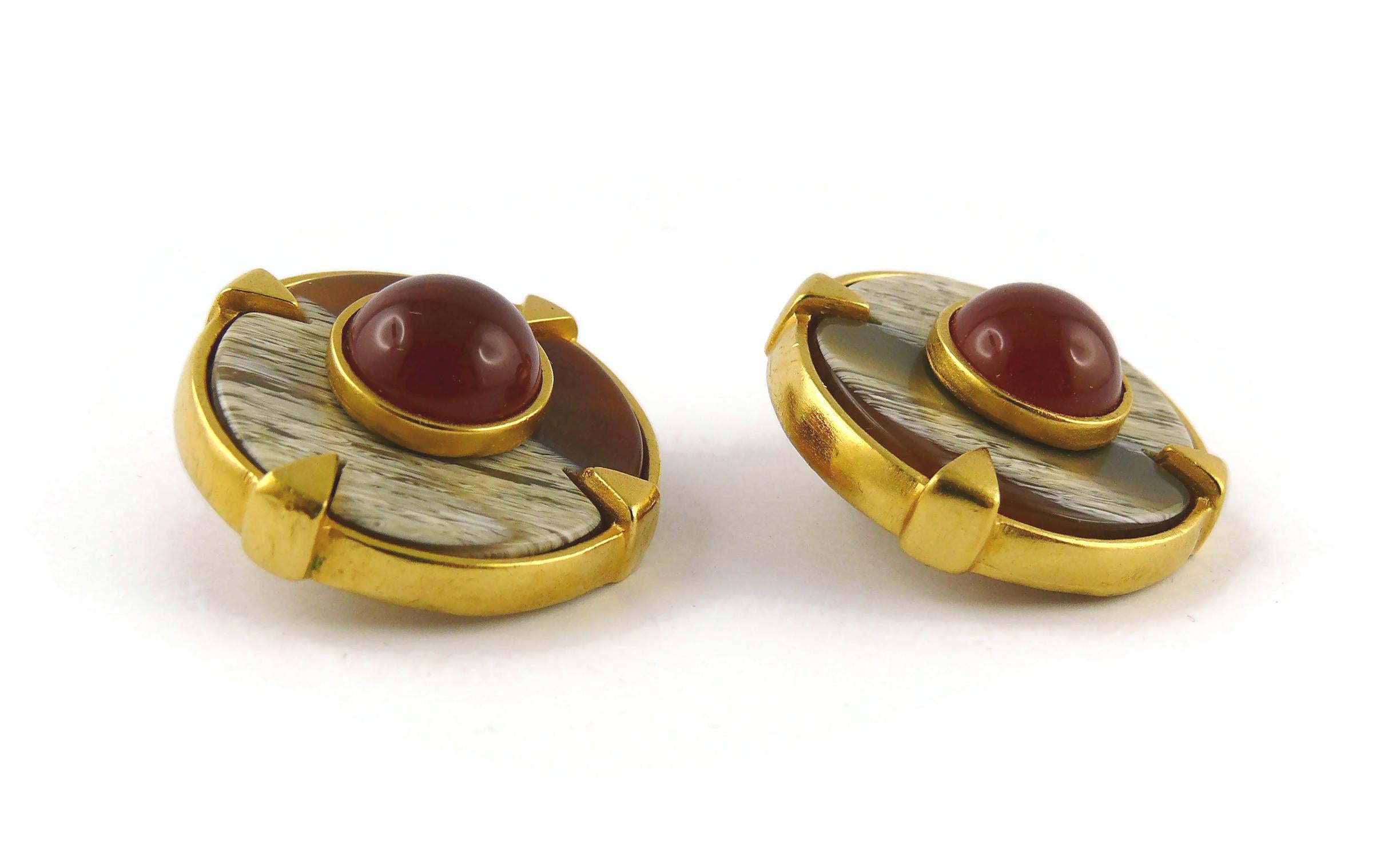 Orecchini a clip in vetro con cabochon di rubino Balenciaga Vintage, tonalità oro 1