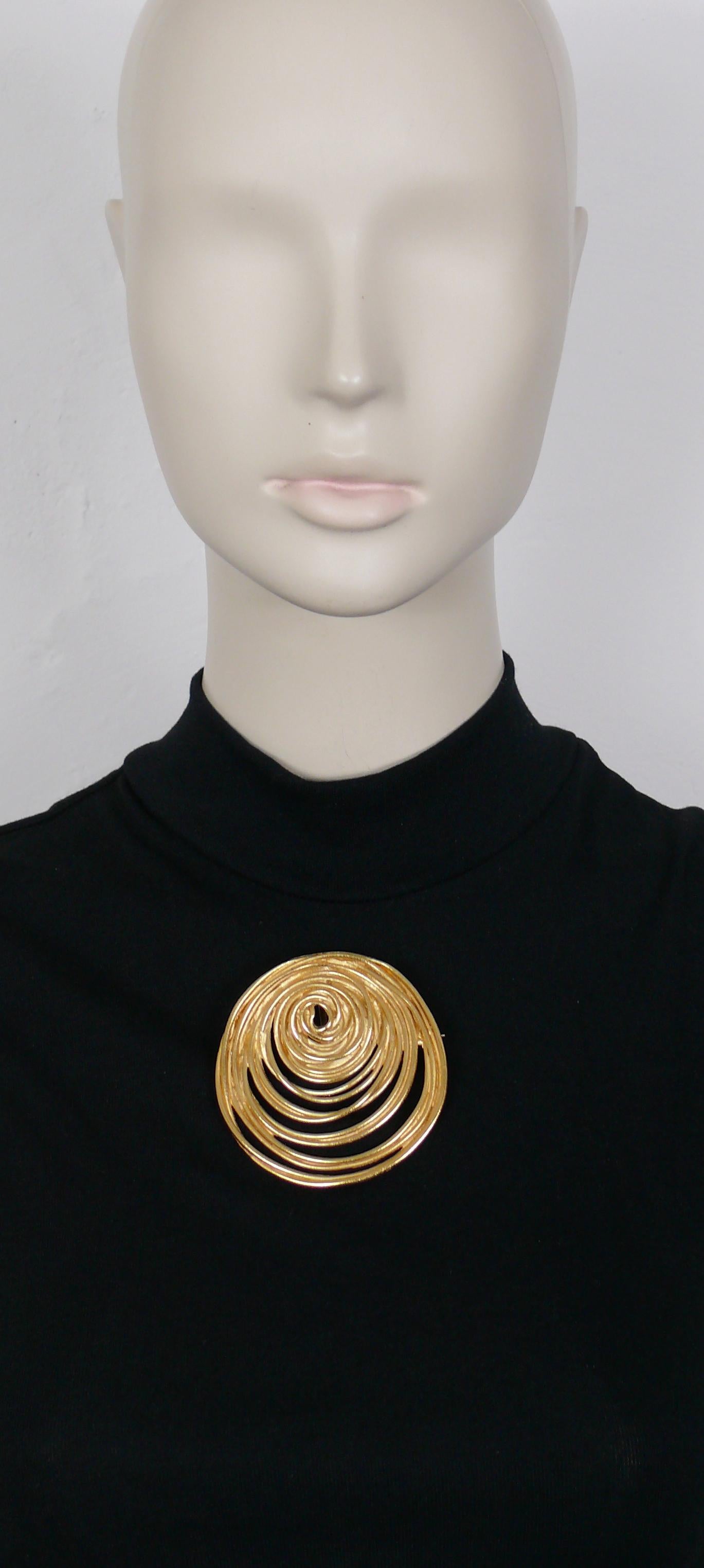 BALENCIAGA vintage massive matte and polished gold toned spiral design brooch/pendant.

Embossed BALENCIAGA Paris MADE IN FRANCE.

Indicative measurements : height approx. 7.1 cm (2.80 inches) / width approx. 6.7 cm (2.64 inches).

Comes with the