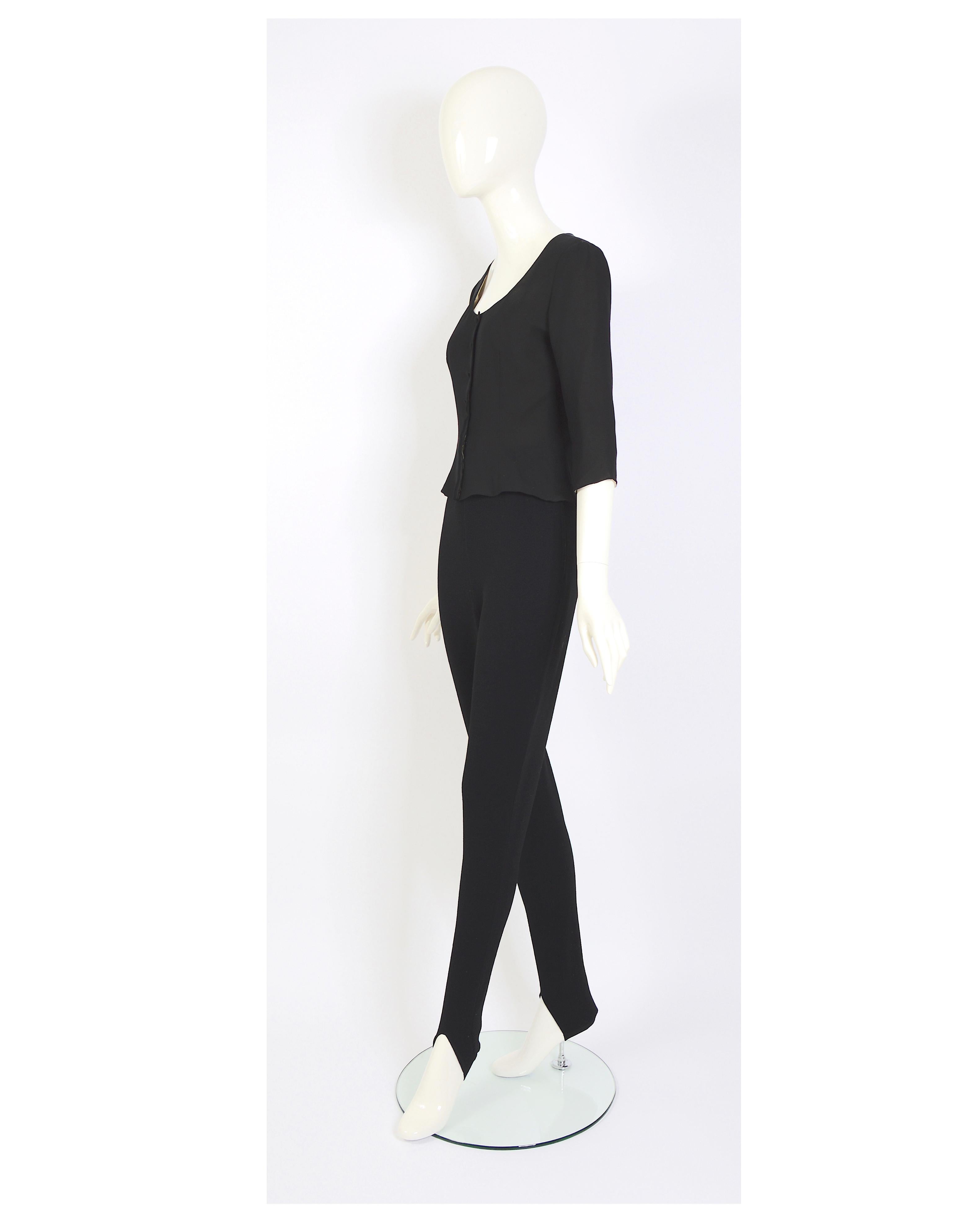 Diese kurze schwarze Seidenjacke aus der Couture von Balenciaga, die wahrscheinlich aus den 1950er oder 1960er Jahren stammt, ist ein klassisches Beispiel für Cristobal Balenciagas eleganten und raffinierten Stil. Die Jacke ist mit schwarzen