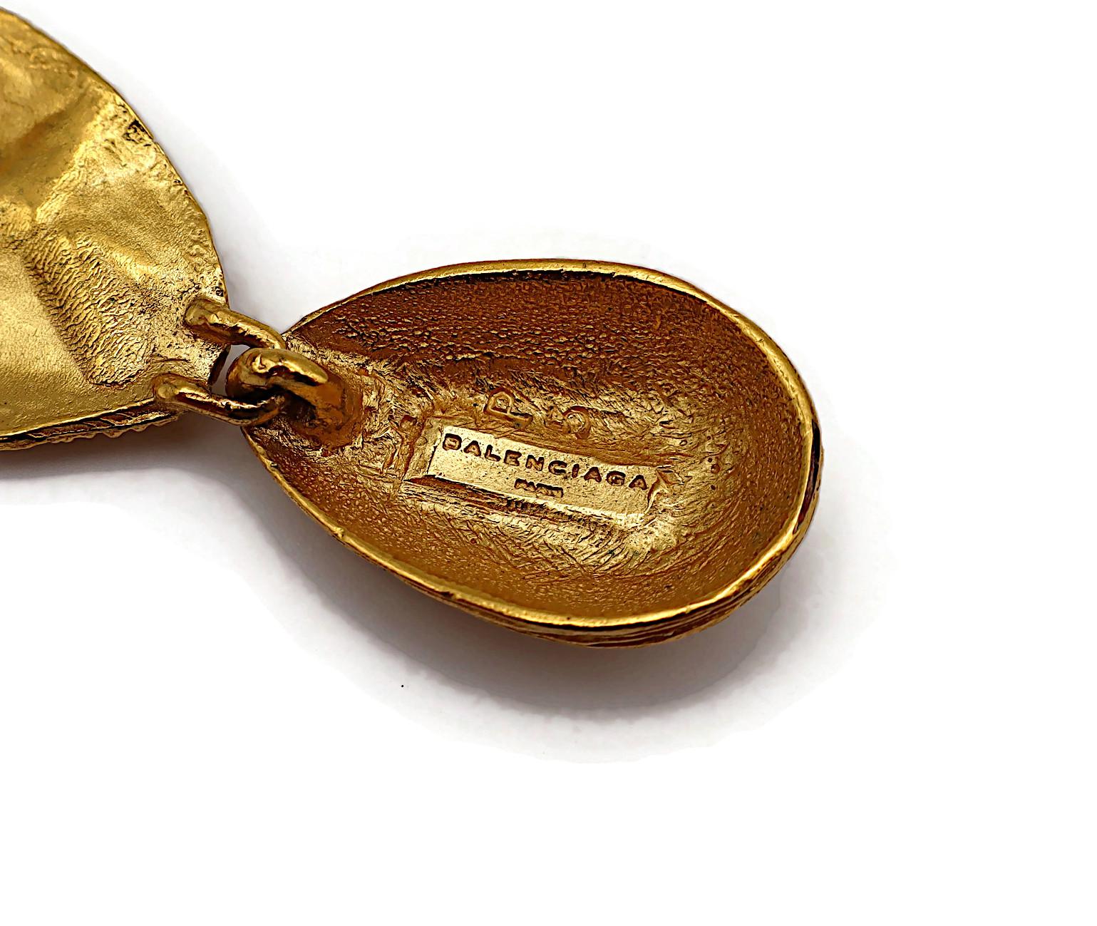 BALENCIAGA Vintage Texturierte Goldfarbene stilisierte Herz-Gliederhalskette, Vintage im Angebot 15