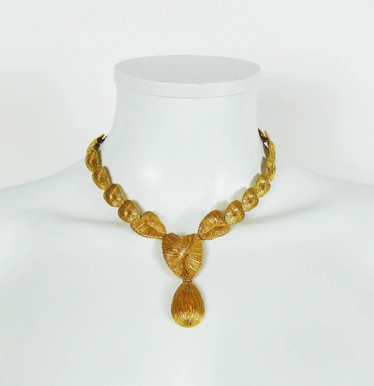 BALENCIAGA Vintage-Halskette in Goldton mit stilisierten, strukturierten Herzgliedern.

Faltbarer Verschluss.

Geprägtes BALENCIAGA Paris.
Hergestellt in Frankreich.

Ungefähre Maße: Länge ca. 40,5 cm (15,94 Zoll).

MATERIAL : Goldfarbene