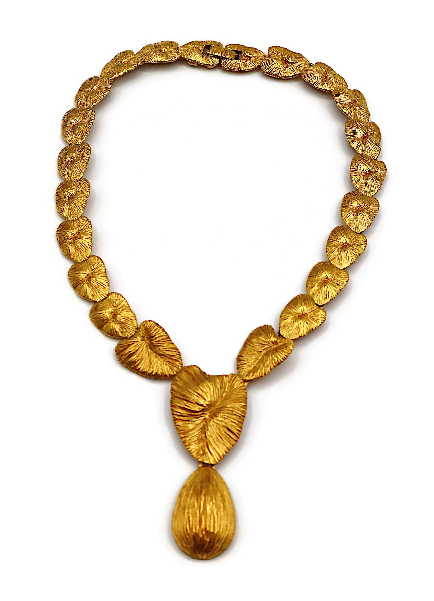 BALENCIAGA Vintage Texturierte Goldfarbene stilisierte Herz-Gliederhalskette, Vintage Damen im Angebot