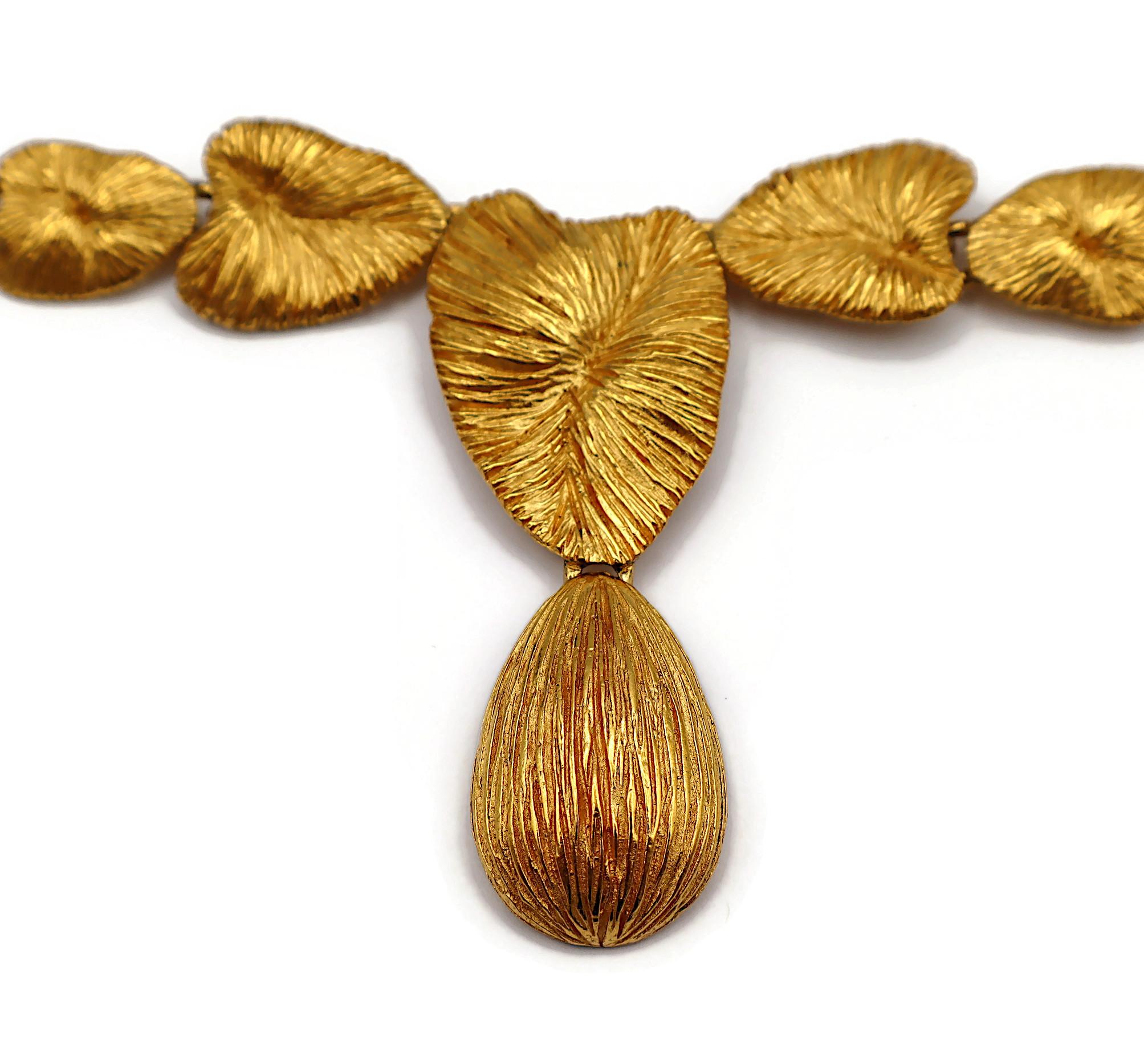 BALENCIAGA Vintage Texturierte Goldfarbene stilisierte Herz-Gliederhalskette, Vintage im Angebot 4