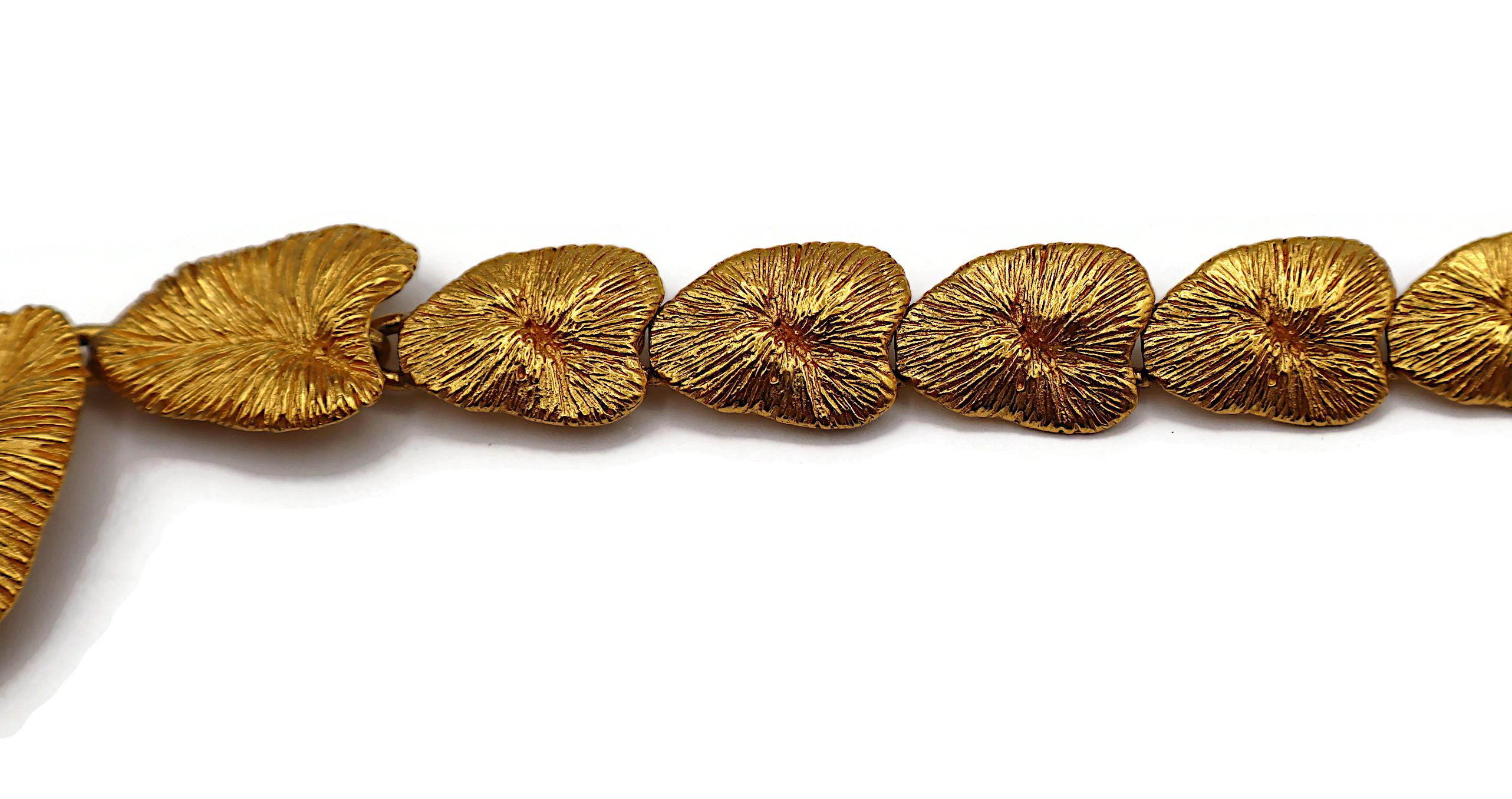BALENCIAGA Vintage Texturierte Goldfarbene stilisierte Herz-Gliederhalskette, Vintage im Angebot 5