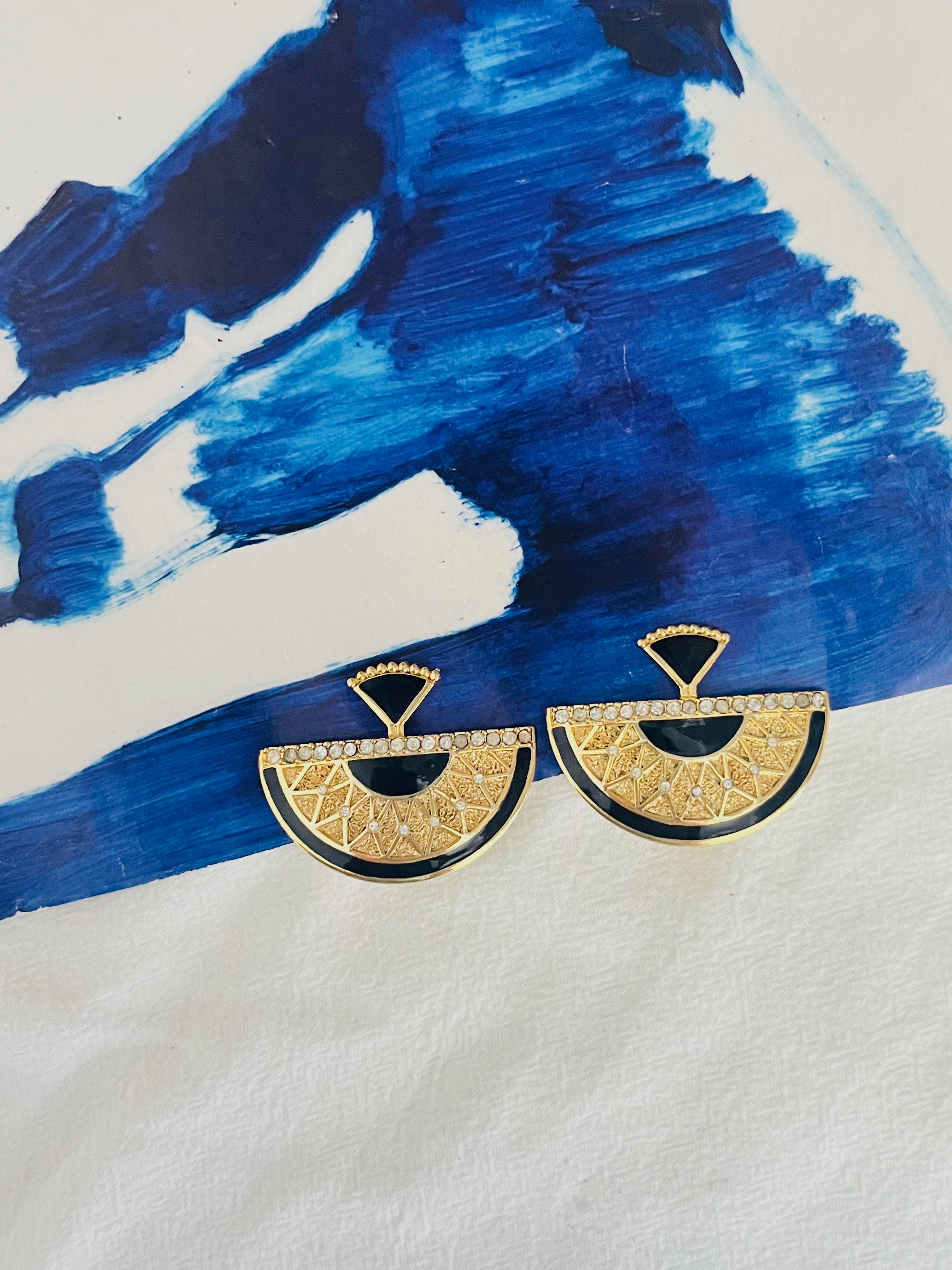 BALENCIAGA Vintage Textured Large Black Fan Semi Circle Crystals Clip Earrings en Bueno estado para la venta en Wokingham, England