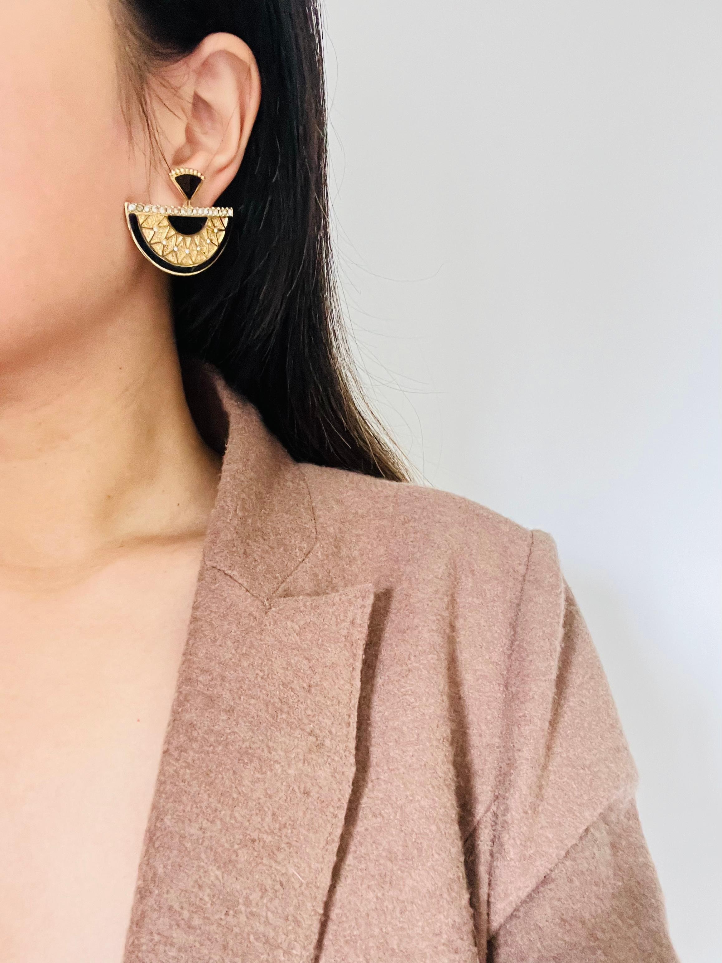 BALENCIAGA Vintage Textured Large Black Fan Semi Circle Crystals Clip Earrings en venta 2