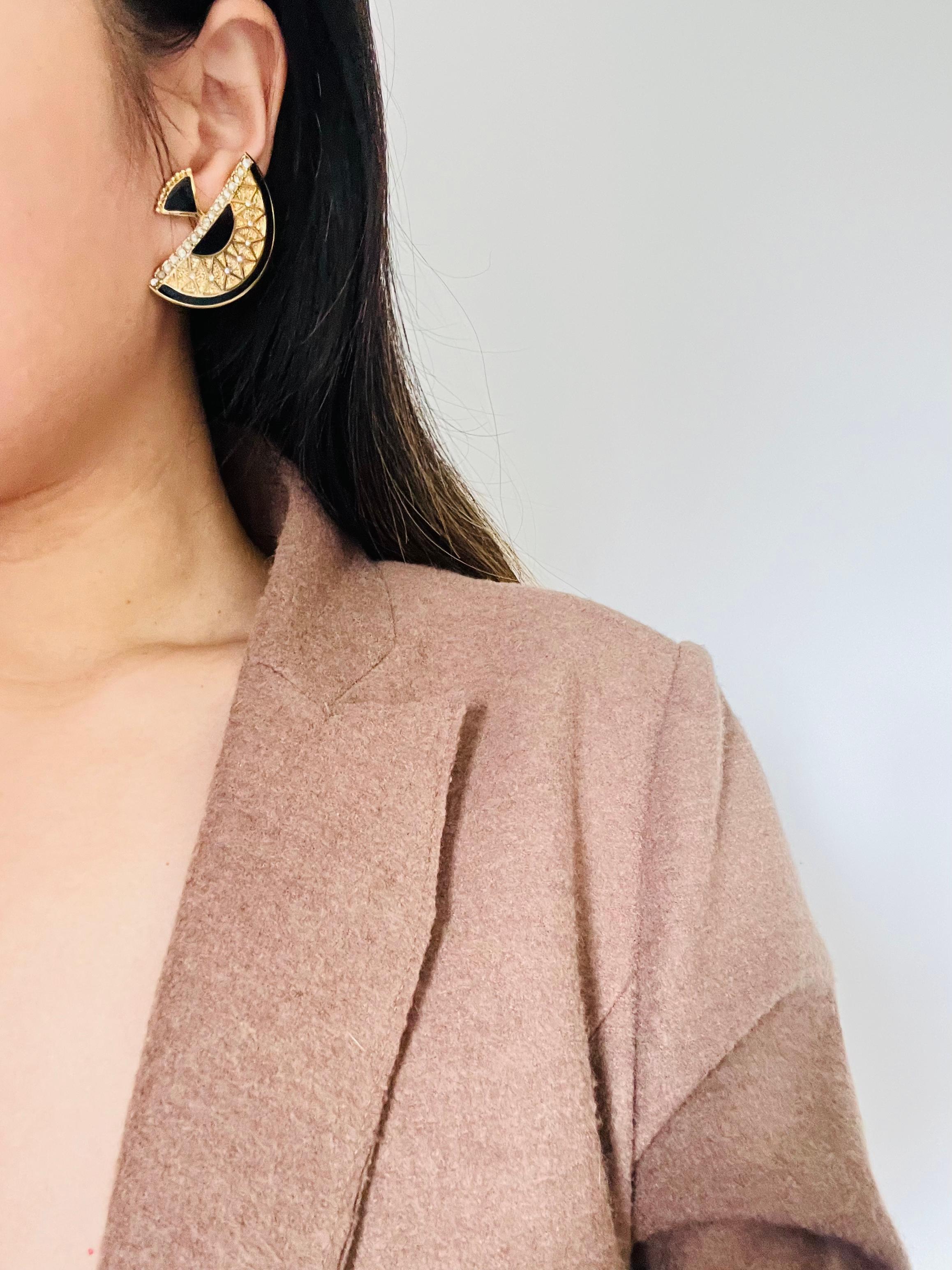 BALENCIAGA Vintage Textured Large Black Fan Semi Circle Crystals Clip Earrings en venta 3