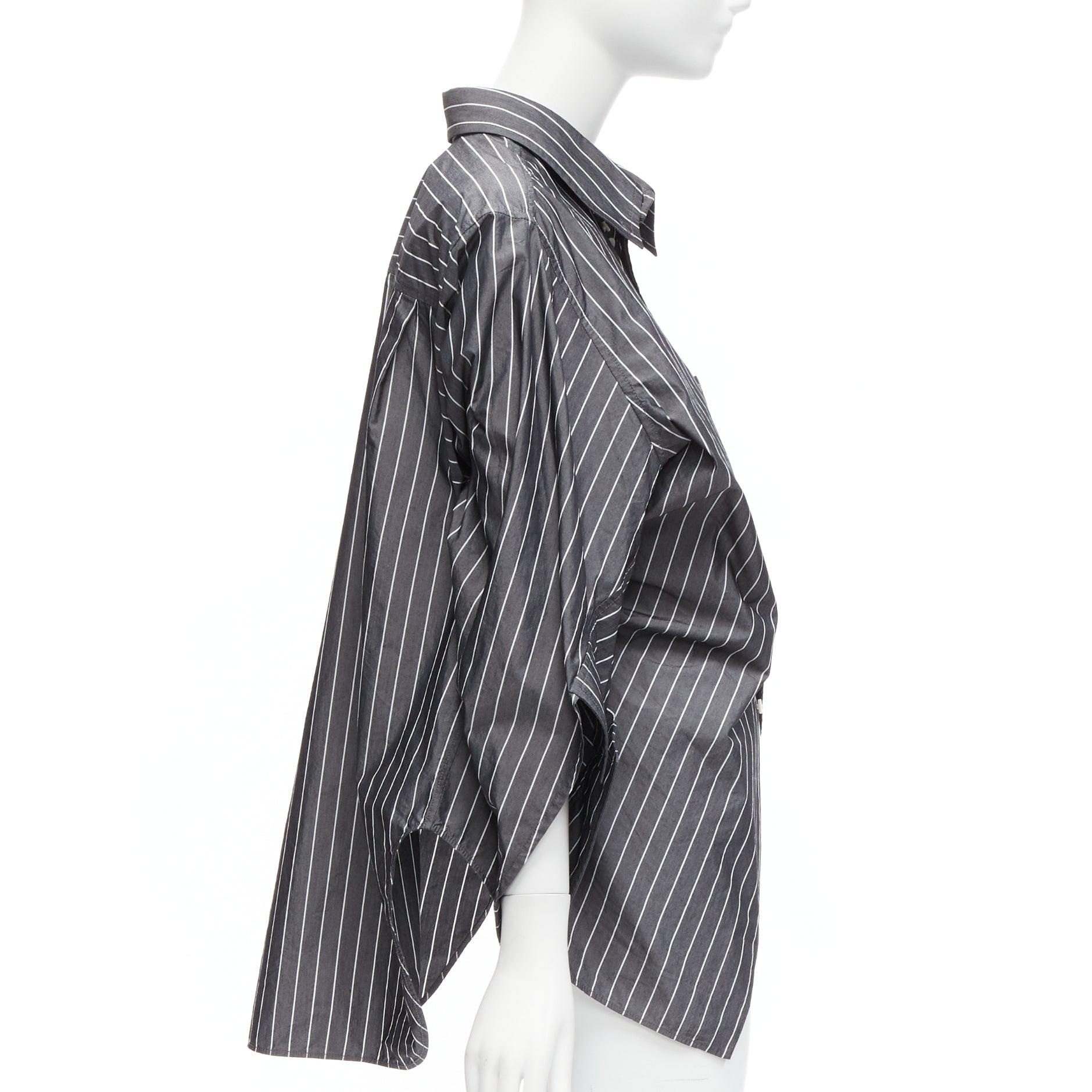 BALENCIAGA Kleiderschrank Demna 2021 Graues dekonstruiertes Hemd mit Nadelstreifen-Logo FR34 XS im Zustand „Hervorragend“ im Angebot in Hong Kong, NT