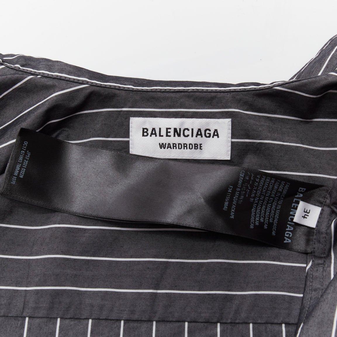 BALENCIAGA Kleiderschrank Demna 2021 Graues dekonstruiertes Hemd mit Nadelstreifen-Logo FR34 XS im Angebot 3