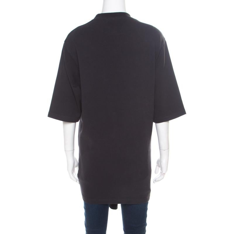 Add the high-fashion touch to your casual style with this cotton t-shirt from Balenciaga! It brings a round neck, short sleeves and a knot detail on the front, right below the waist. You can team it with a pair of jeans and sneakers.


