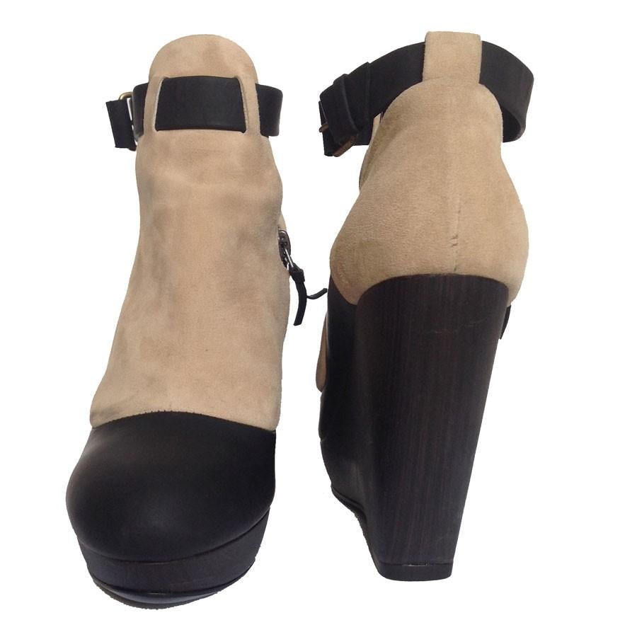 BALENCIAGA Wedge Boots in Beige Suede 37FR.
Balenciaga T37 boots, bi-material beige suede and black leather.
The interior is black leather and the heel is dark brown.
In very good condition.
Dimensions : Heel height: 12 cm - Platform height: 2 cm -