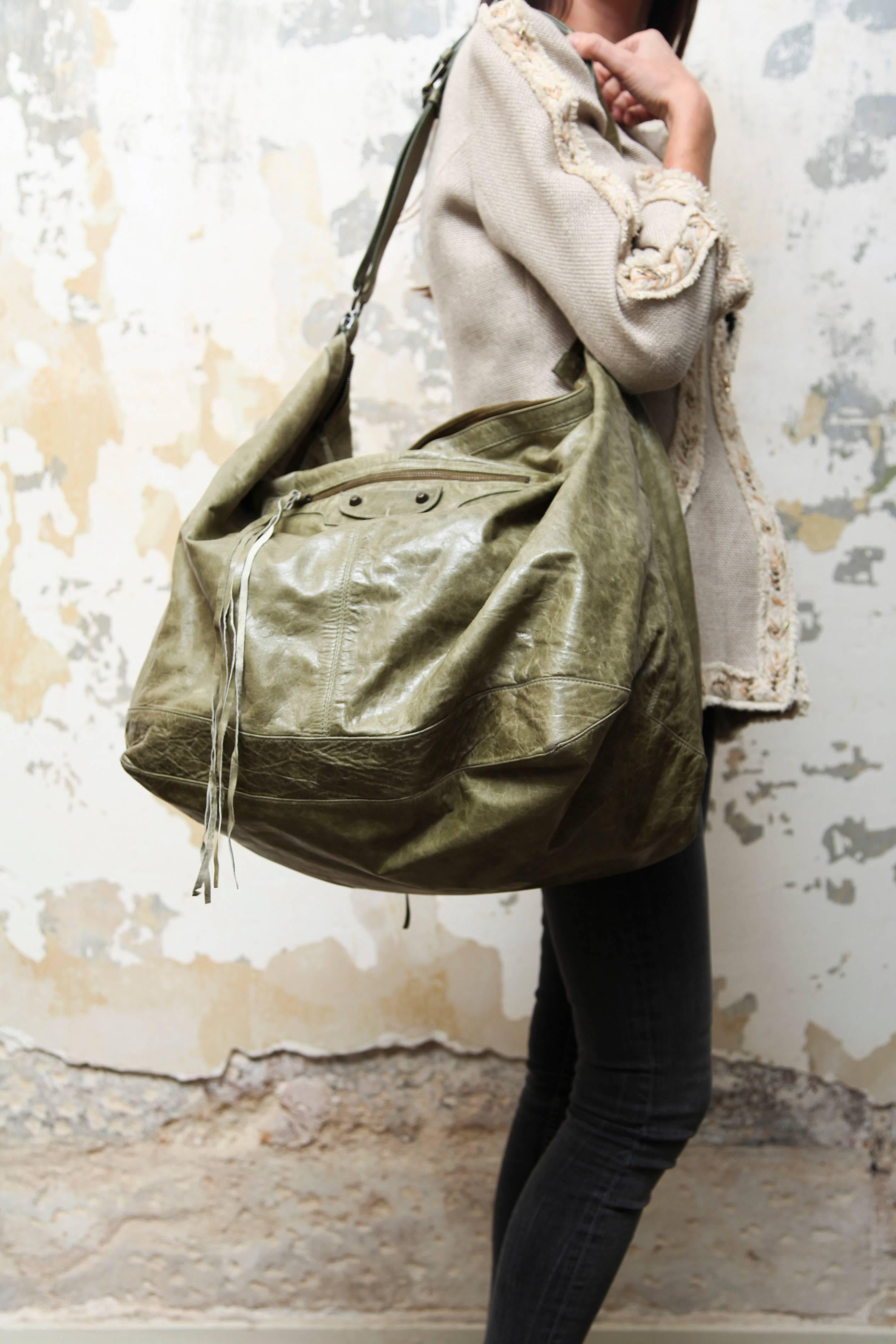 Balenciaga weekender bag in green aged leather. Aged gold hardware. Zip closure. The interior is in black cloth.

Serial number: 159686 ... Made in Italy. In very good condition.

Dimensions : Length: 66 cm, height: 37 cm, depth: 24.5 cm, shoulder