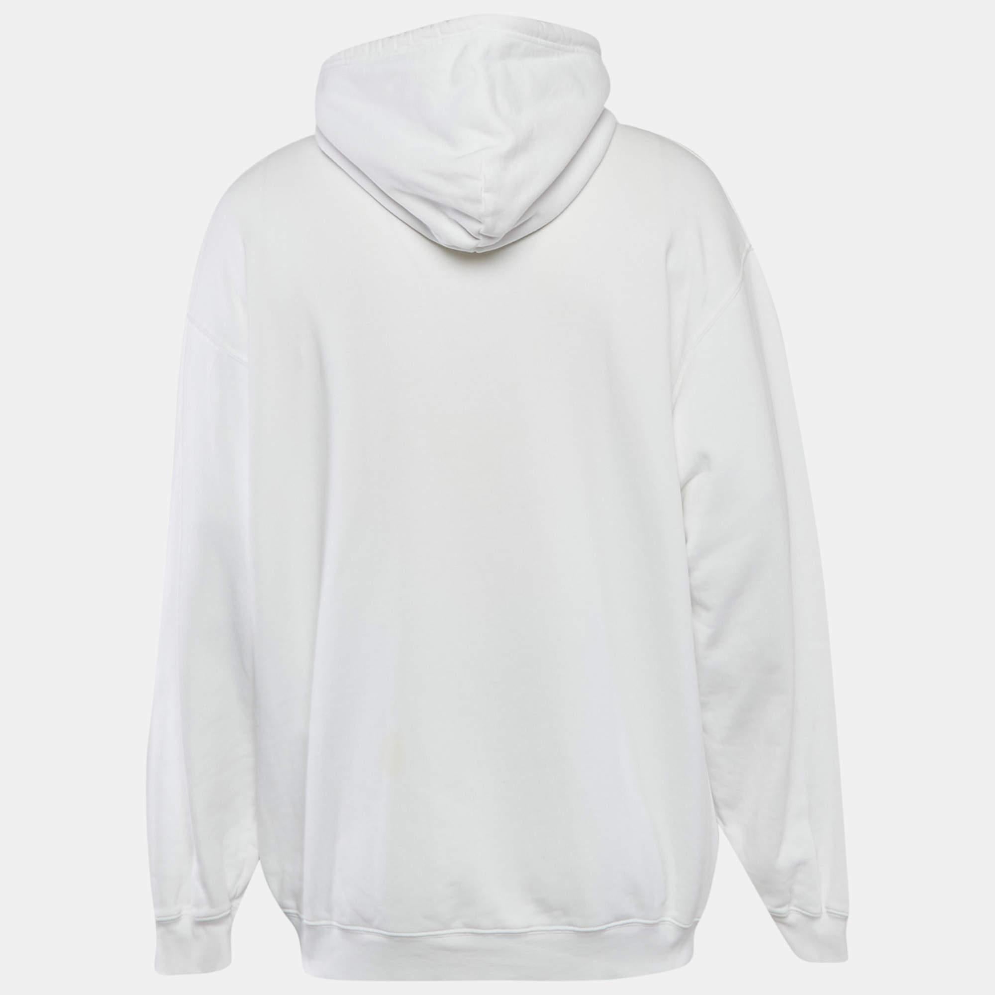 This hoodie is all about sporting a classy and comfy style. It is tailored from soft fabric  which is highlighted with signature accents.