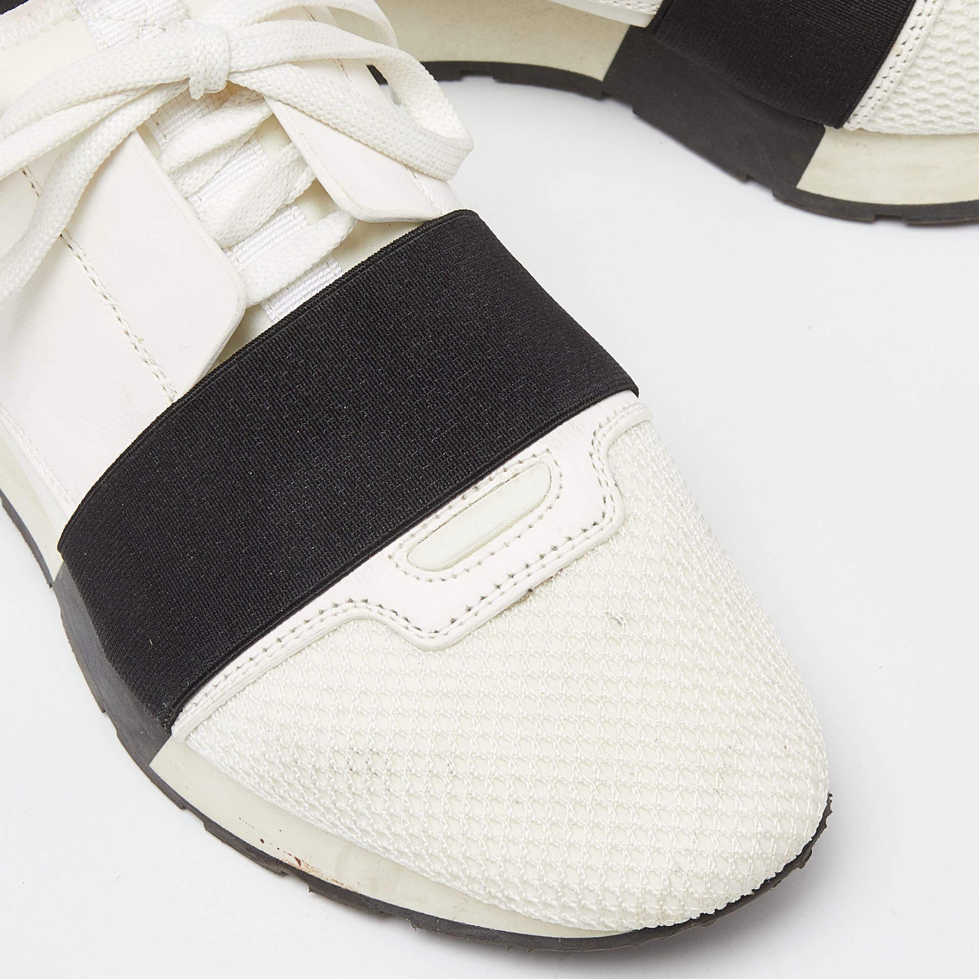 Die Race Runners Sneakers von Balenciaga sind Ihr neuester Begleiter. Das Äußere ist aus Leder und Mesh gefertigt, mit überzogenen Zehen, Riemchendetails an der Decksohle und Schnürverschlüssen. Dieses Paar ist mit einer ledergefütterten Innensohle