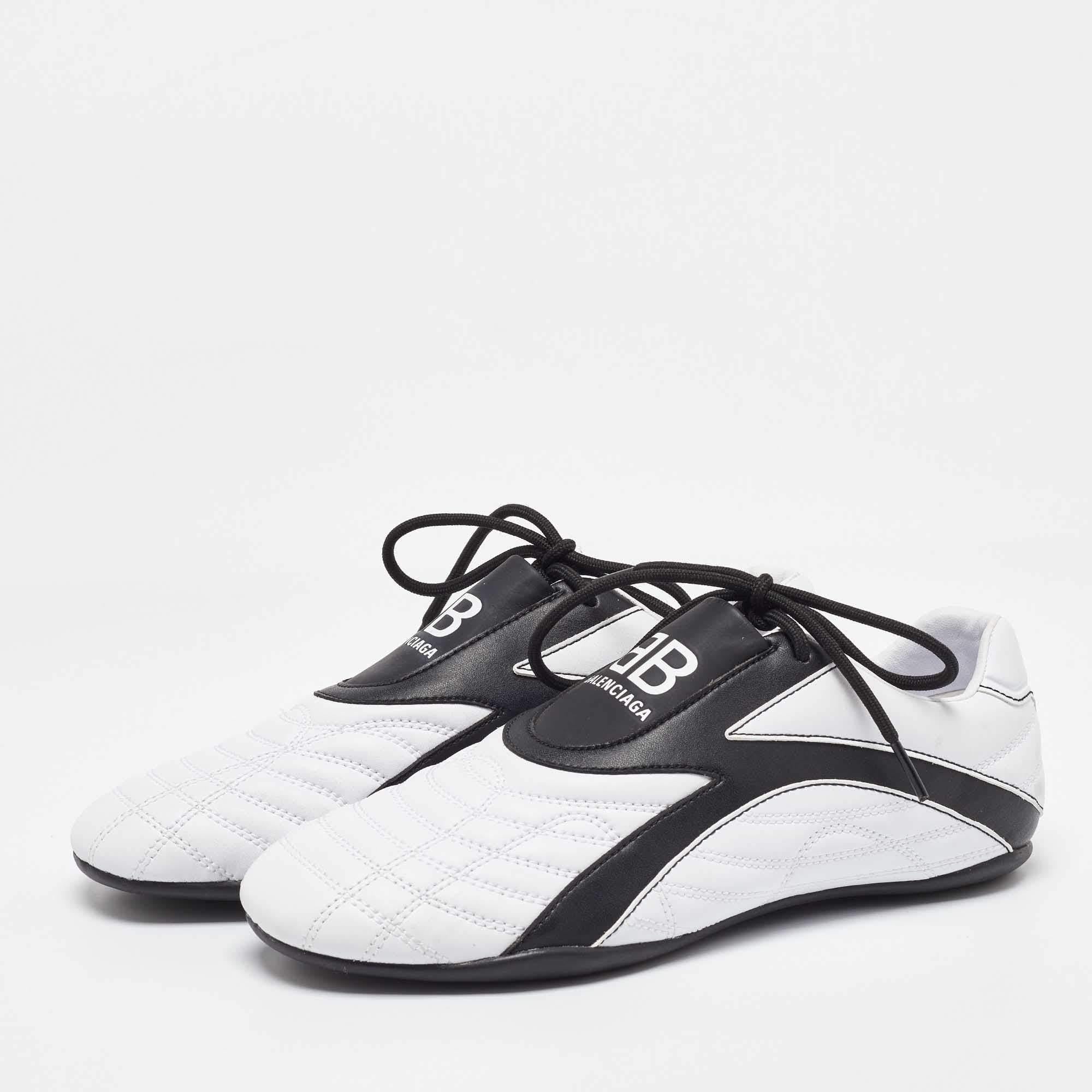 Donnez à votre tenue une touche de luxe avec cette paire de baskets Balenciaga. La création est cousue à la perfection pour vous permettre de les porter pendant longtemps.