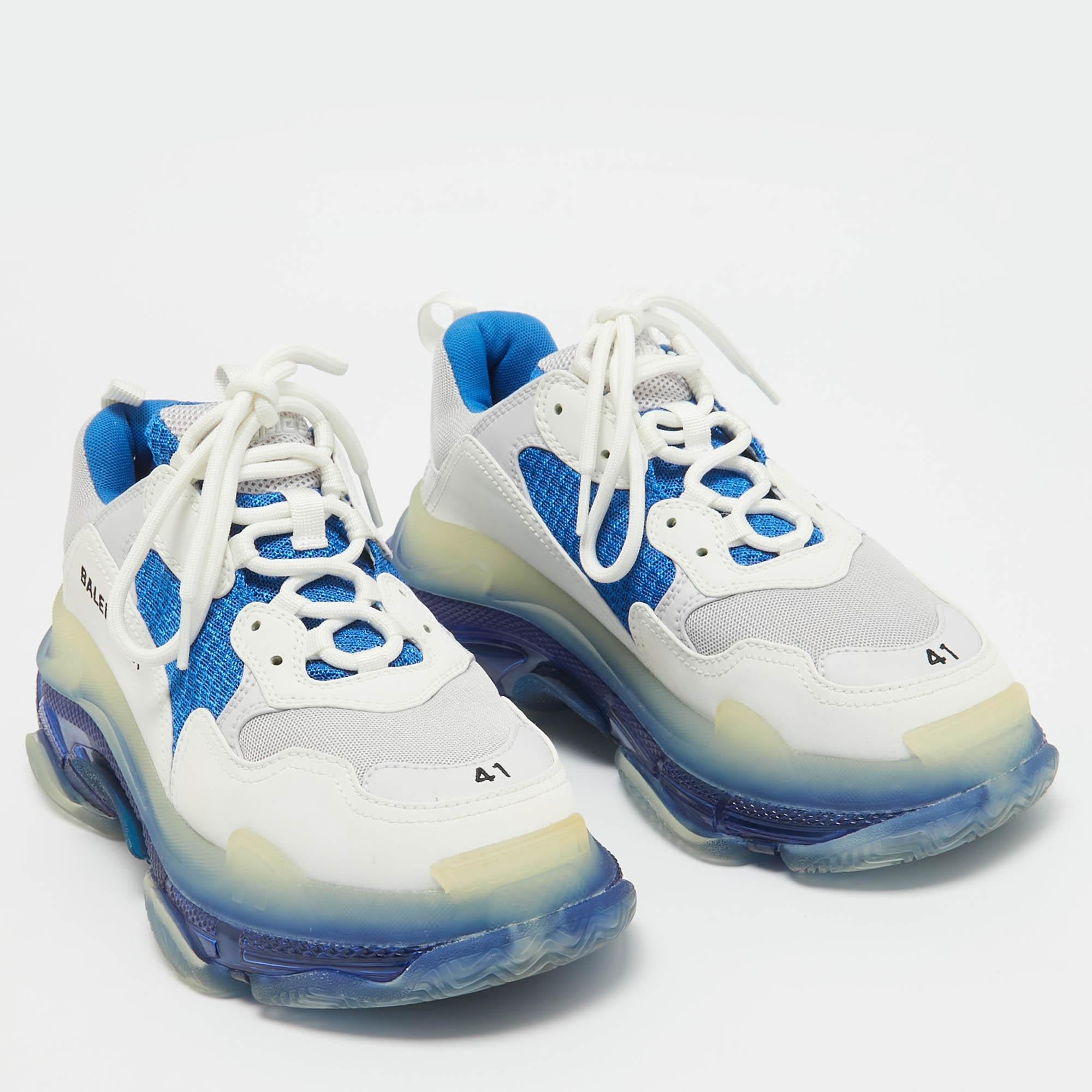 Balenciaga White/Blue Leather and Mesh Triple S Clear Sole Sneakers Size 41 In Excellent Condition For Sale In Dubai, Al Qouz 2
