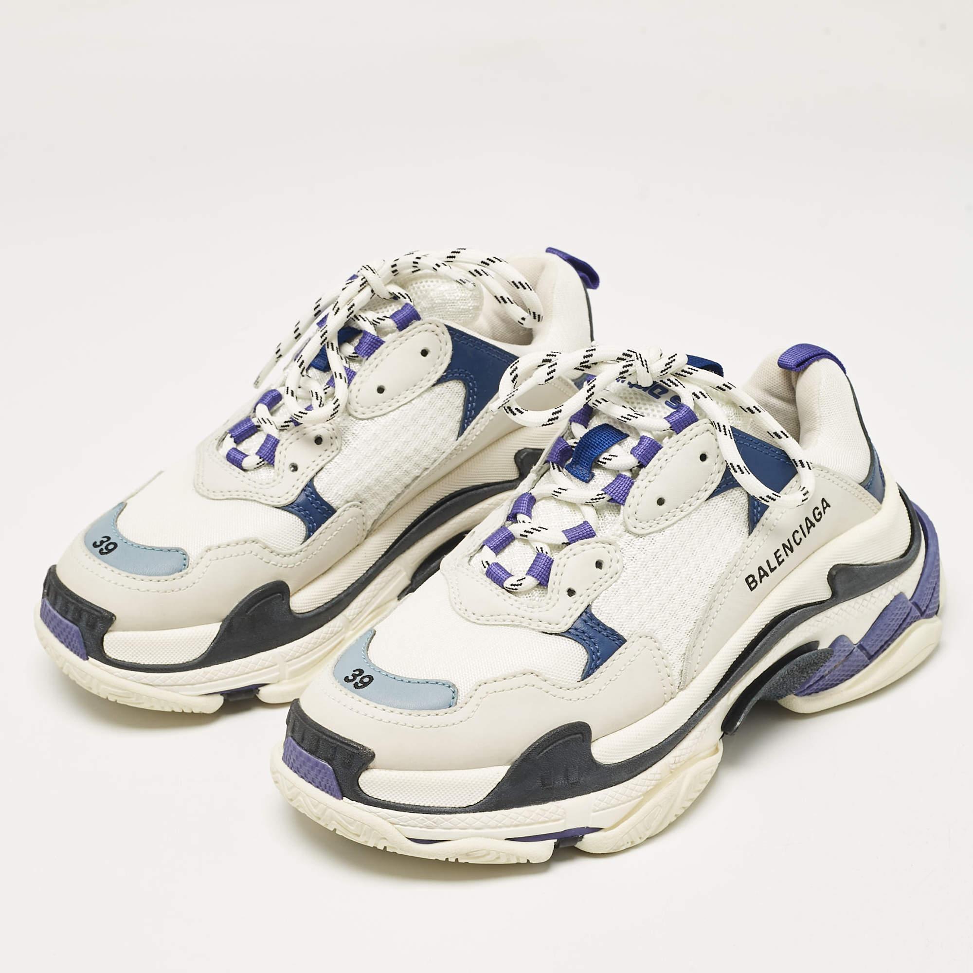 La Triple S de Balenciaga est l'un des modèles de chaussures de sport les plus célèbres au monde. Elles sont fabriquées à partir d'un mélange de matériaux et ont une taille imposante.  grâce aux semelles superposées. La taille de la chaussure est