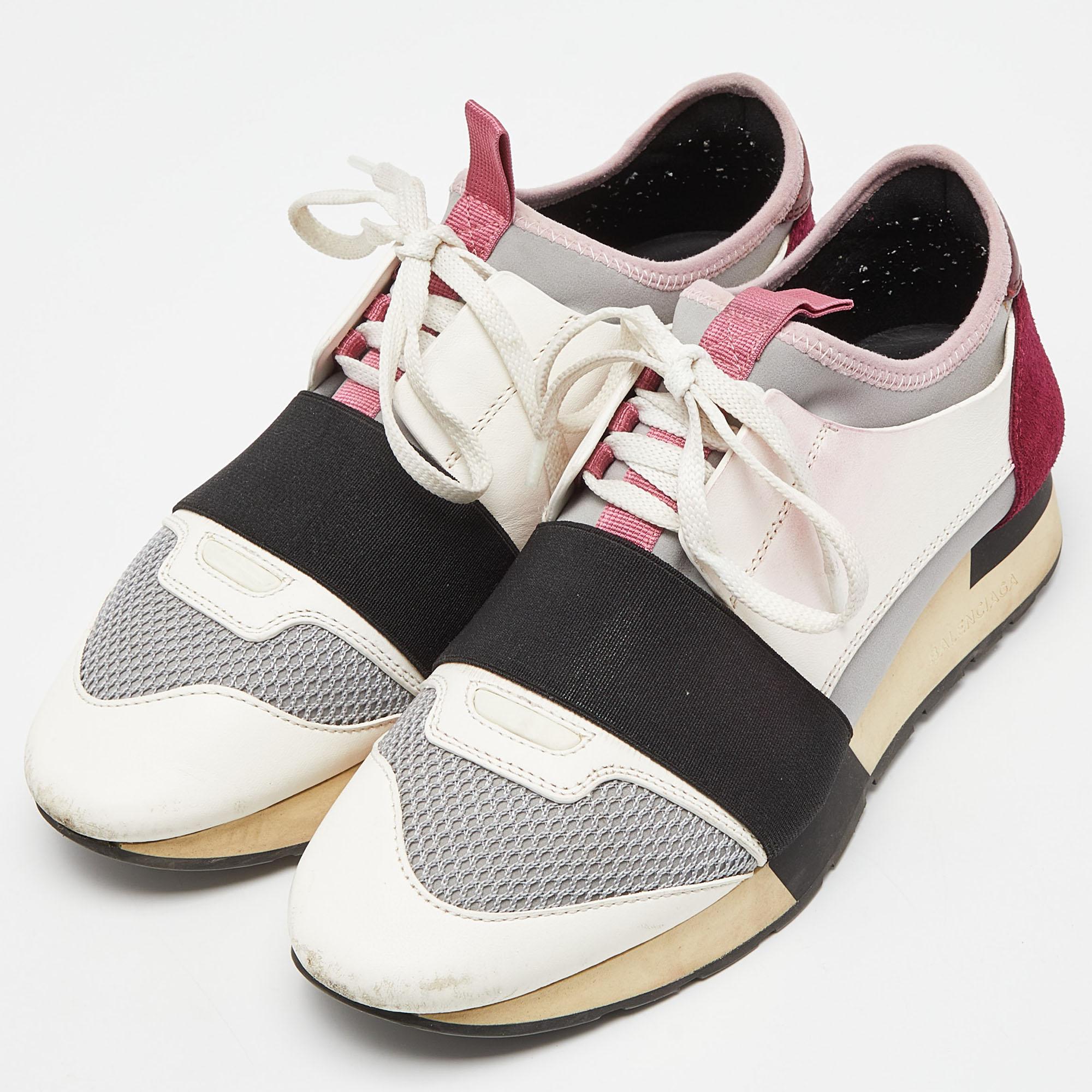 Il tuo ultimo acquisto sarà questo paio di scarpe da ginnastica Race Runners di Balenciaga. L'esterno è realizzato in pelle, camoscio e rete, con punte coperte, cinturino sulla tomaia e chiusura con lacci. Questo paio è completato da una soletta
