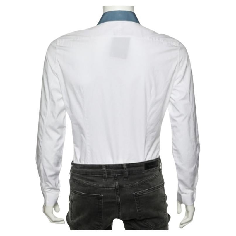 Balenciaga veille à ce que votre style de la journée soit soigné et tendance. Cette chemise de Balenciaga est cousue en coton blanc et présente un col contrasté, un devant boutonné et des manches longues. Cette chemise peut être associée à un