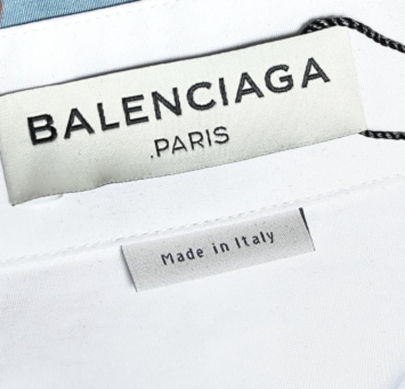 Gris Balenciaga - Chemise en coton blanc à col contrasté et boutons sur le devant, taille M en vente