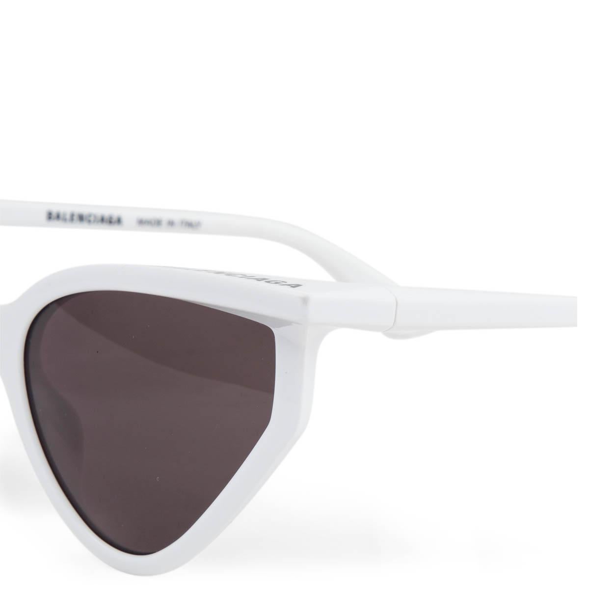 100% authentic Balenciaga BB0101S cat-eye sunglasses in white acetate and grey lenses. Have been worn and are in excellent condition. Come with case. 

Measurements
Model	BB0101S
Width	15.4cm (6in)
Height	5.3cm (2.1in)

All our listings include only