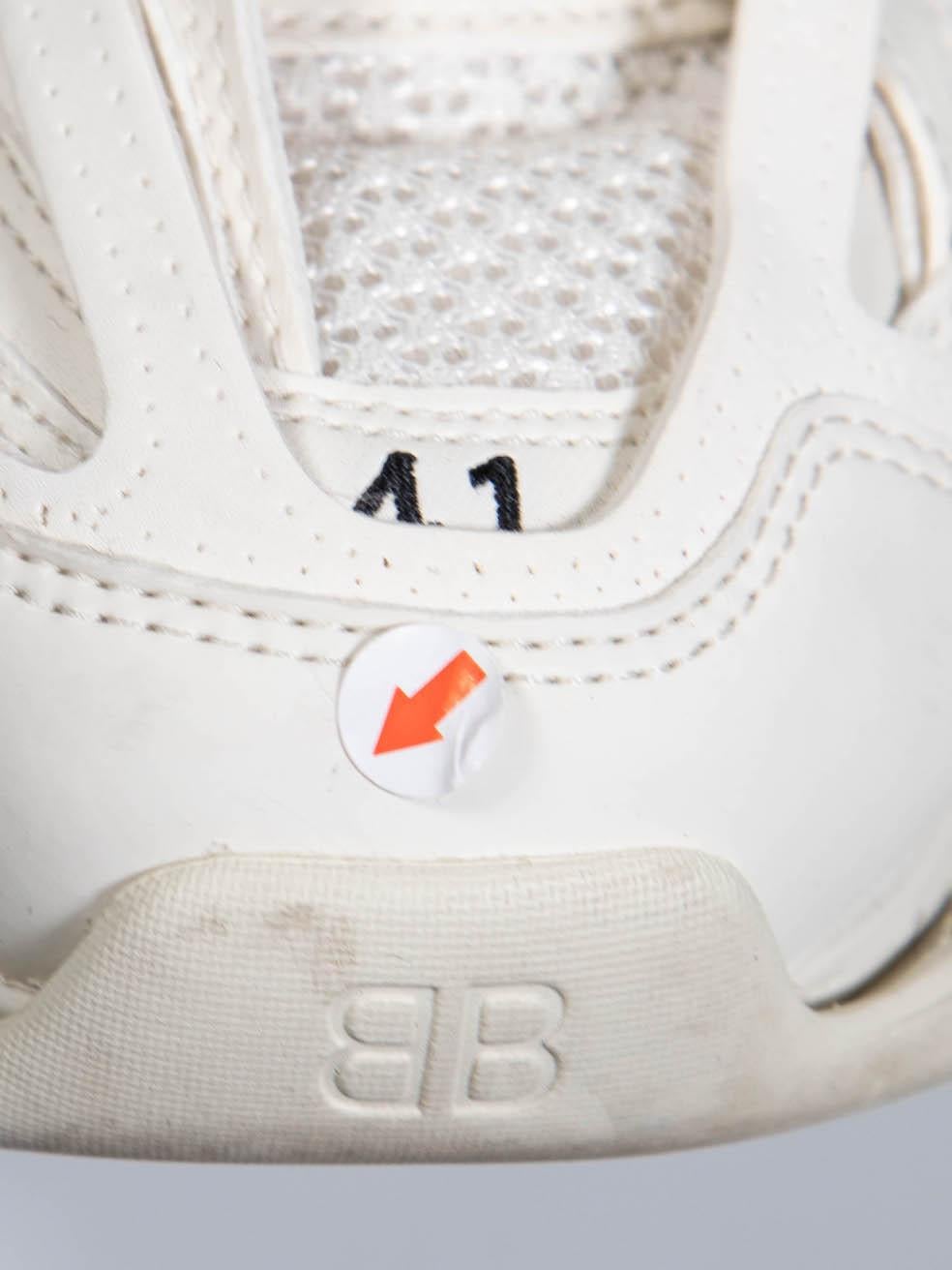 Donna Balenciaga, scarpe da ginnastica bianche foderate di pelliccia sintetica, taglia IT 41 in vendita